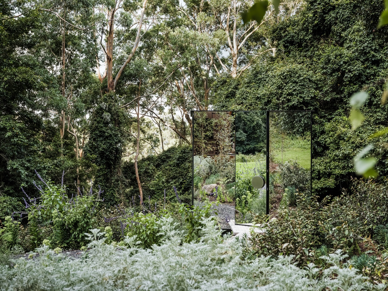 View - Mẫu nhà tắm "tàng hình" giữa rừng rậm có gì đặc biệt? | Báo Dân trí