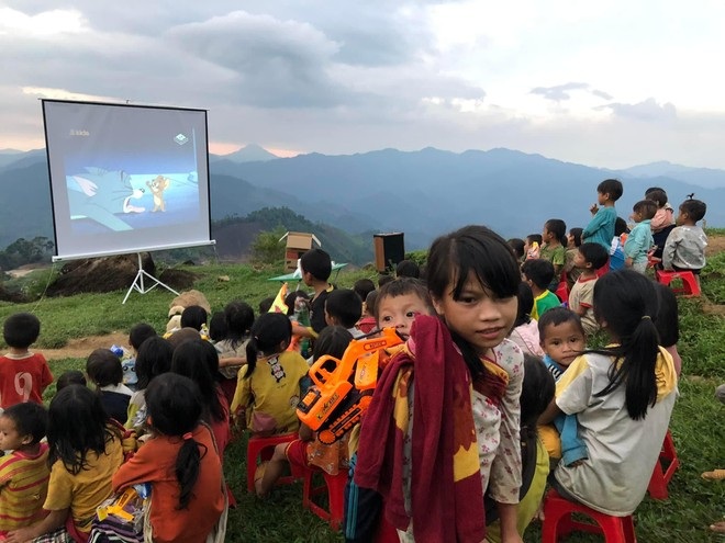Những người 12 năm cõng điện, mang rạp chiếu phim đến với trẻ vùng cao - 2
