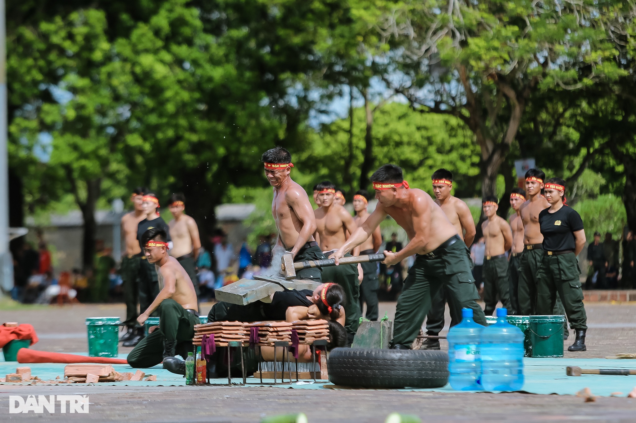 Mãn nhãn cuộc thi bắn súng, võ thuật  Công an nhân dân tại TP Huế - 7