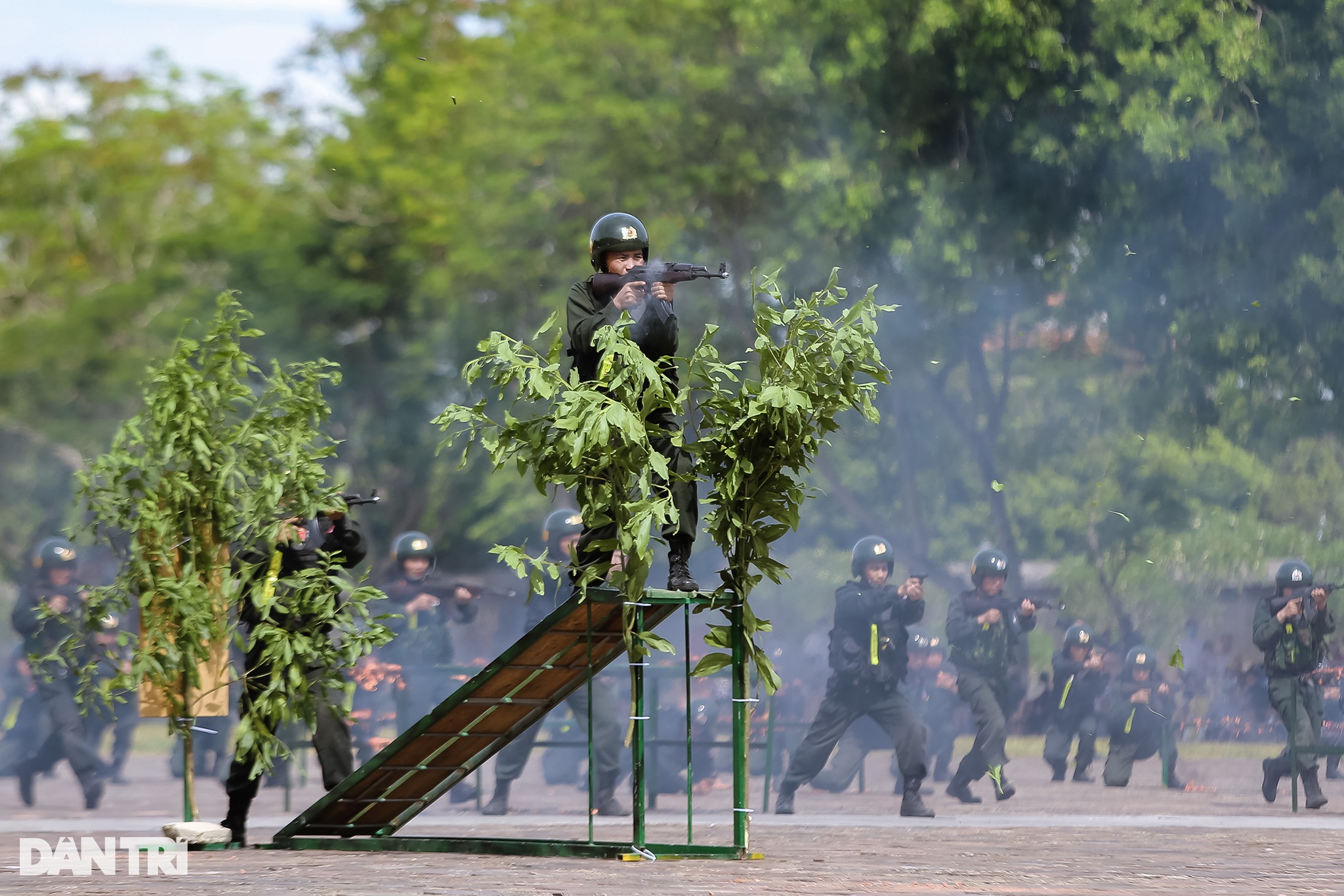 Mãn nhãn cuộc thi bắn súng, võ thuật  Công an nhân dân tại TP Huế - 11