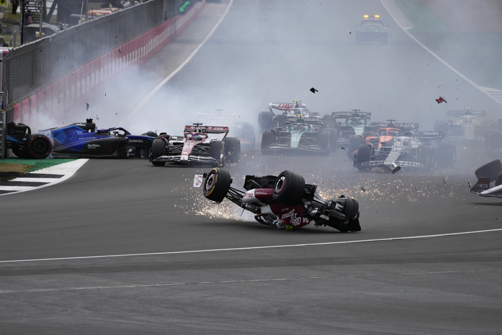 Tay đua F1 Trung Quốc dính tai nạn kinh hoàng, xe vỡ tan tành - 3