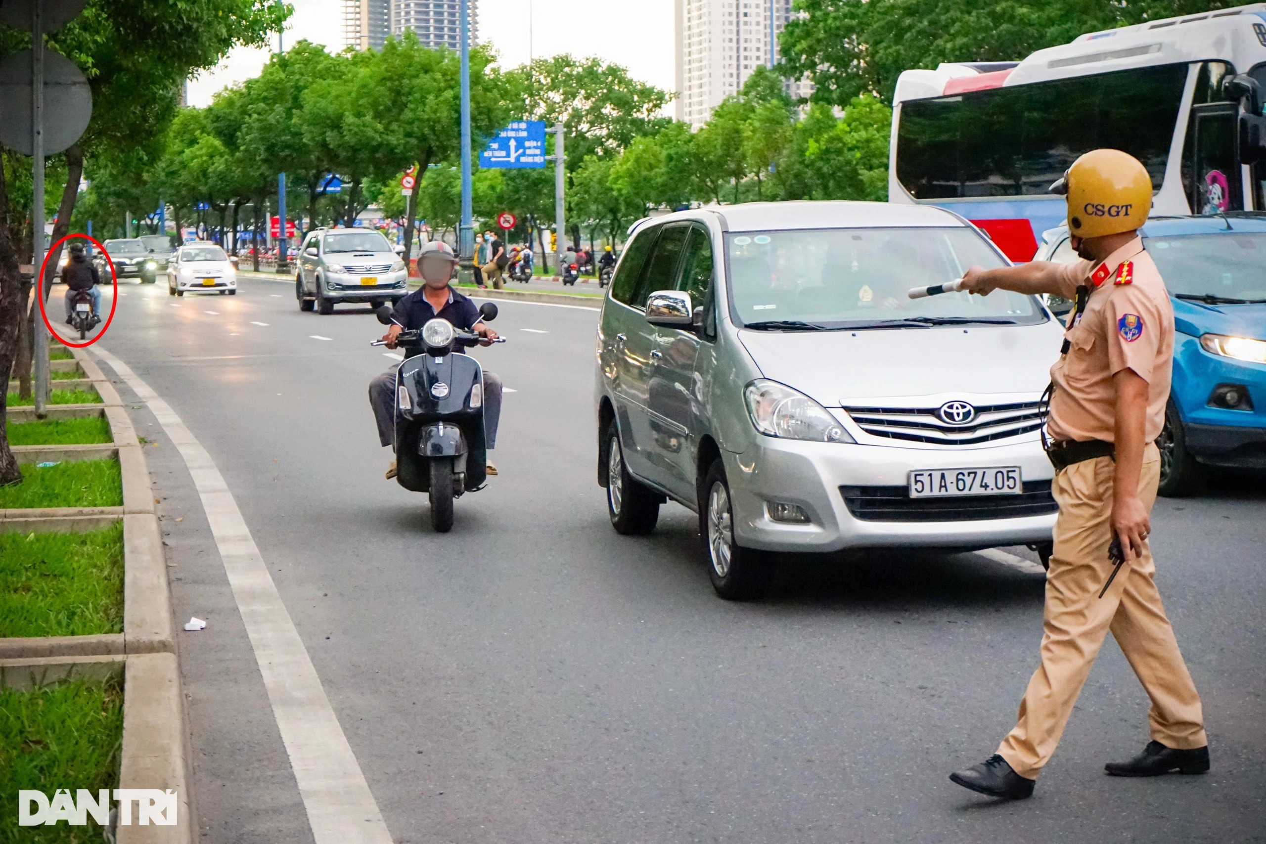 Người vi phạm cuống quýt tăng ga bỏ chạy, phóng ngược chiều khi gặp CSGT - 1