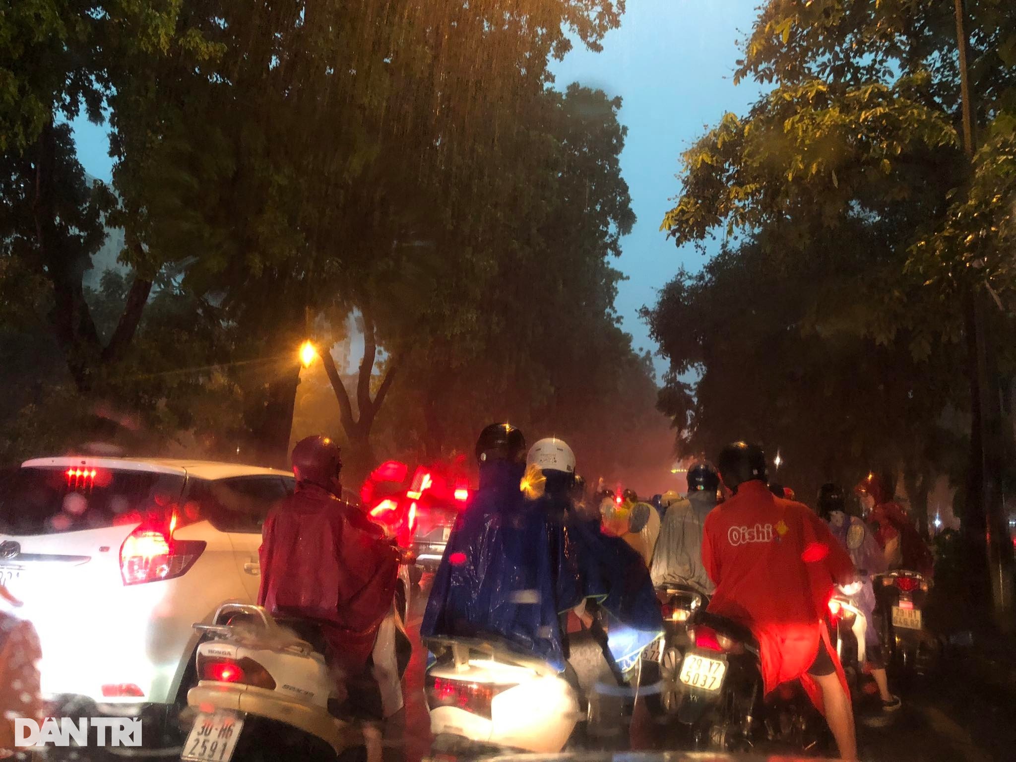 Cơn mưa lớn sầm sập đổ xuống, người Hà Nội chôn chân trên đường ngập - 8