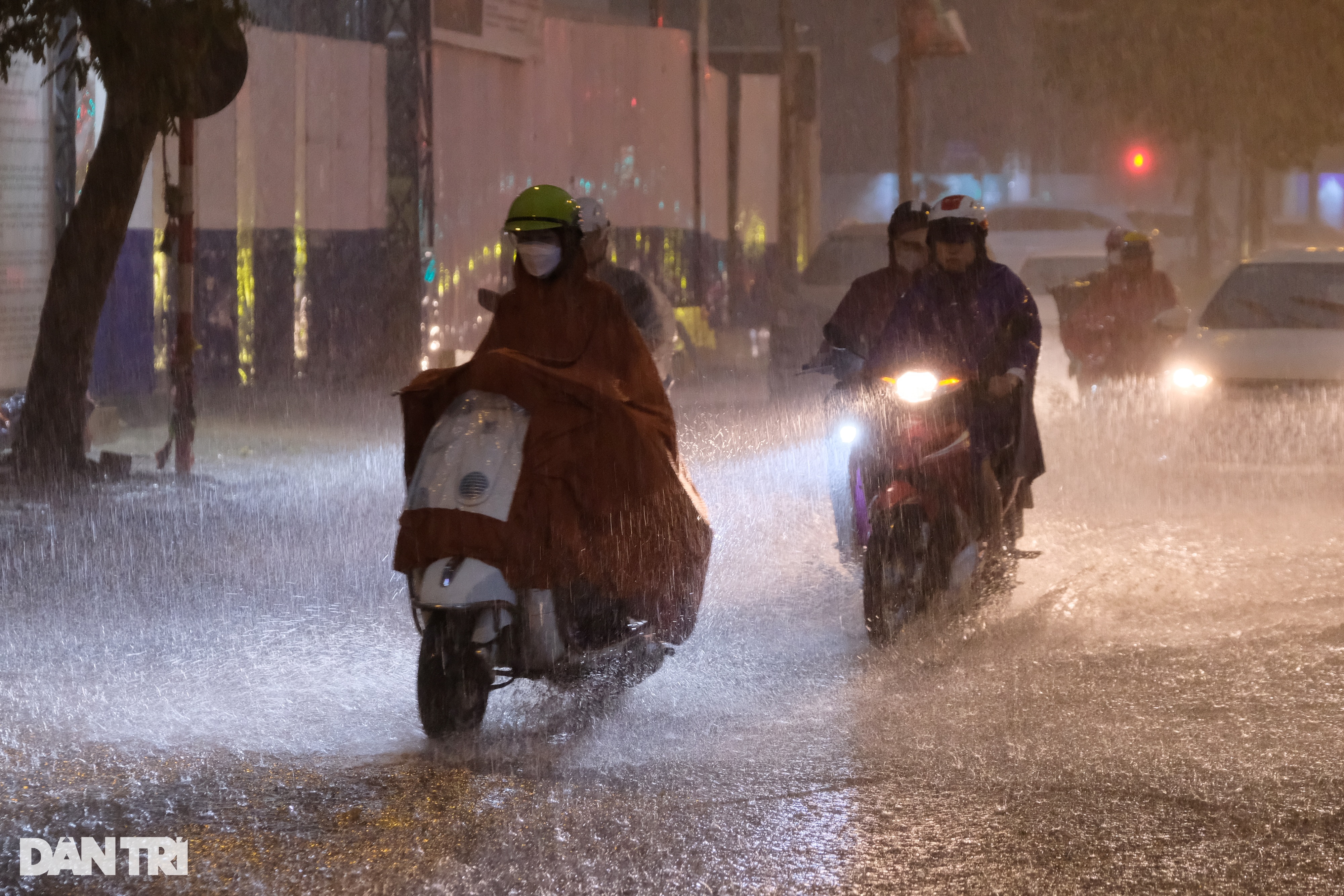Cơn mưa lớn sầm sập đổ xuống, người Hà Nội chôn chân trên đường ngập - 6