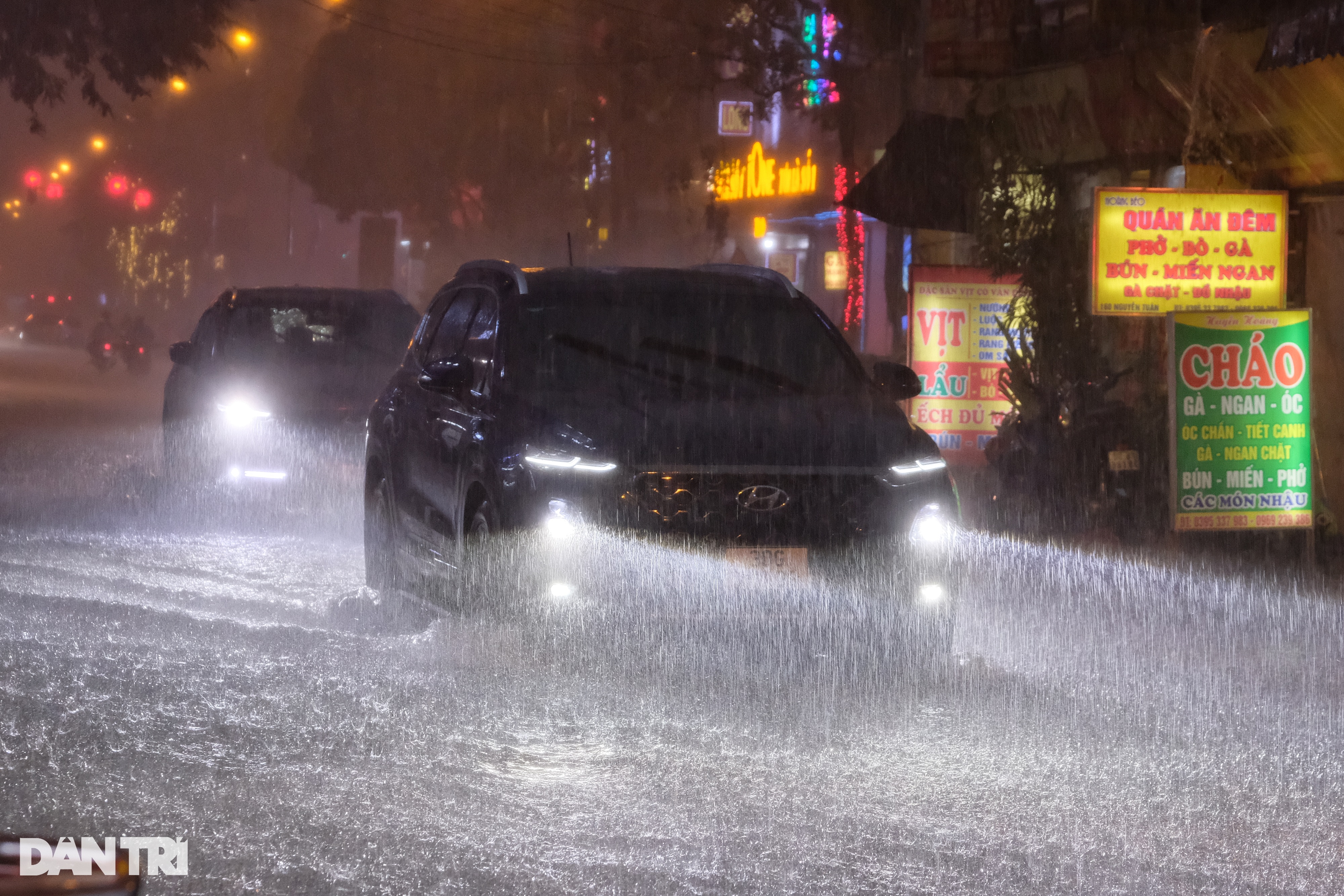 Cơn mưa lớn sầm sập đổ xuống, người Hà Nội chôn chân trên đường ngập - 2