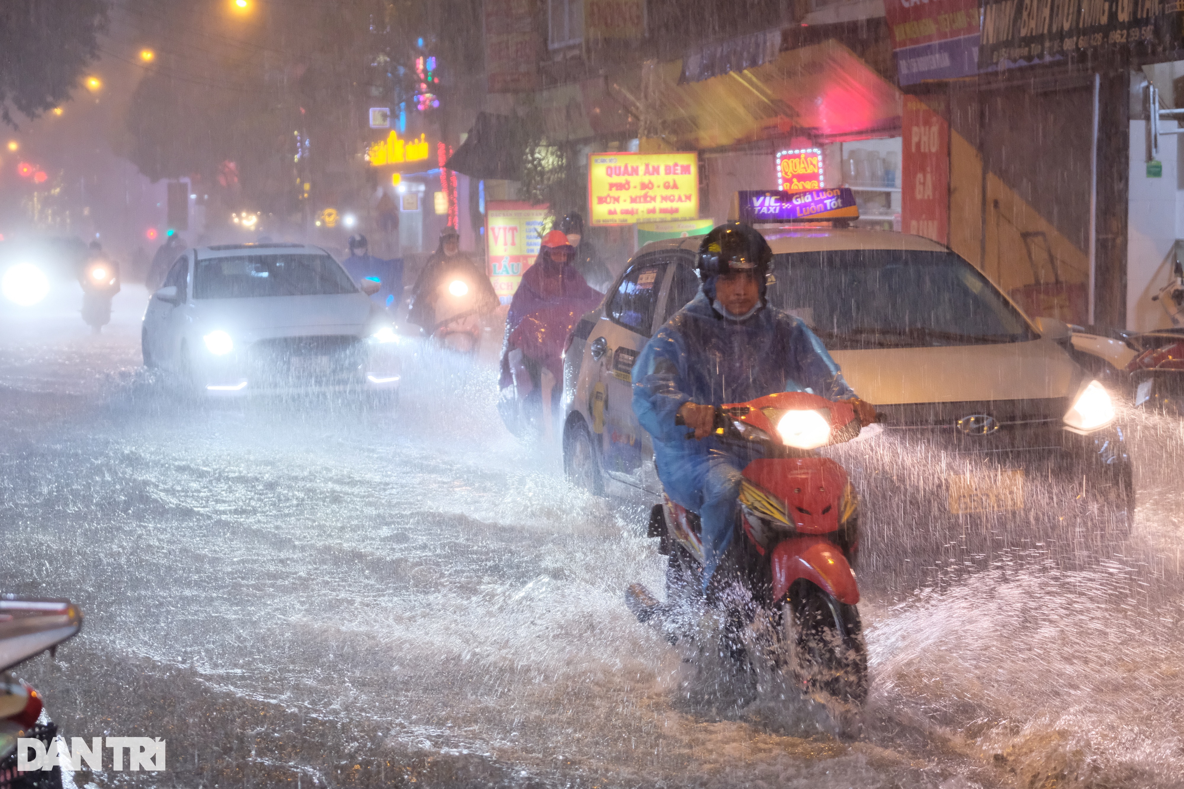 Cơn mưa lớn sầm sập đổ xuống, người Hà Nội chôn chân trên đường ngập - 7