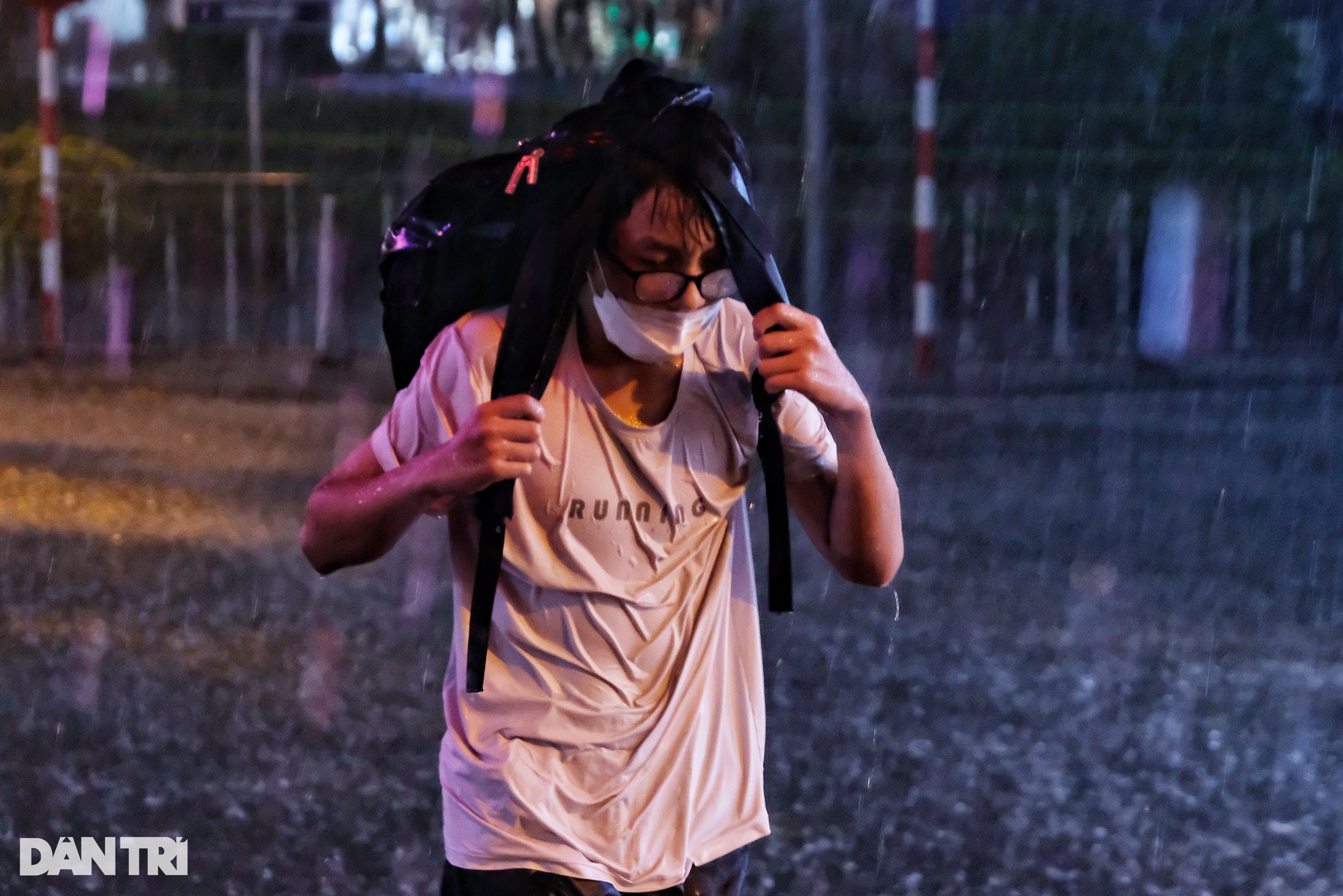 Cơn mưa lớn sầm sập đổ xuống, người Hà Nội chôn chân trên đường ngập - 4