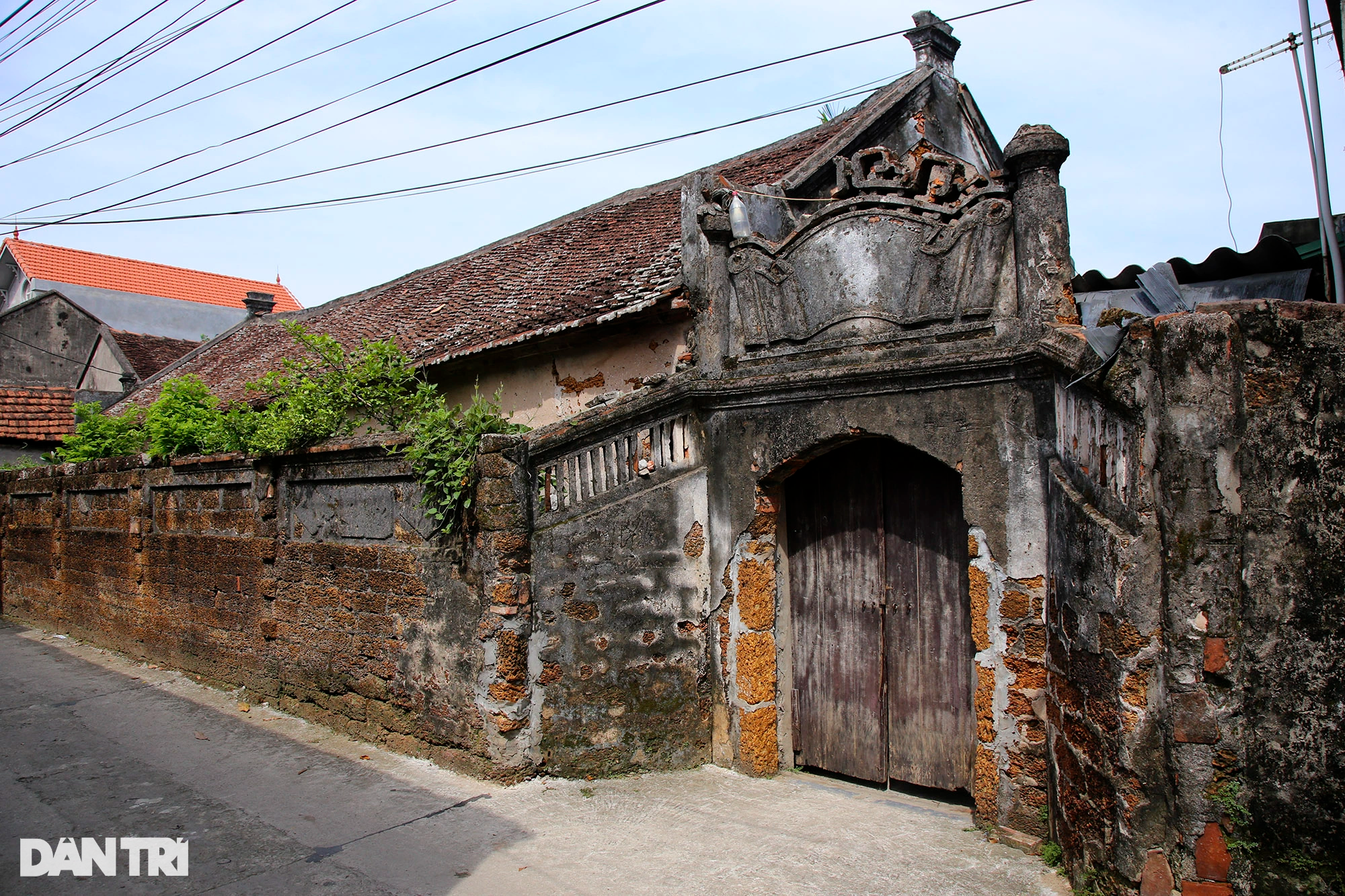 Những chiếc cổng trăm tuổi độc đẹp còn lại ở ngôi làng cổ tại Hà Nội - 1