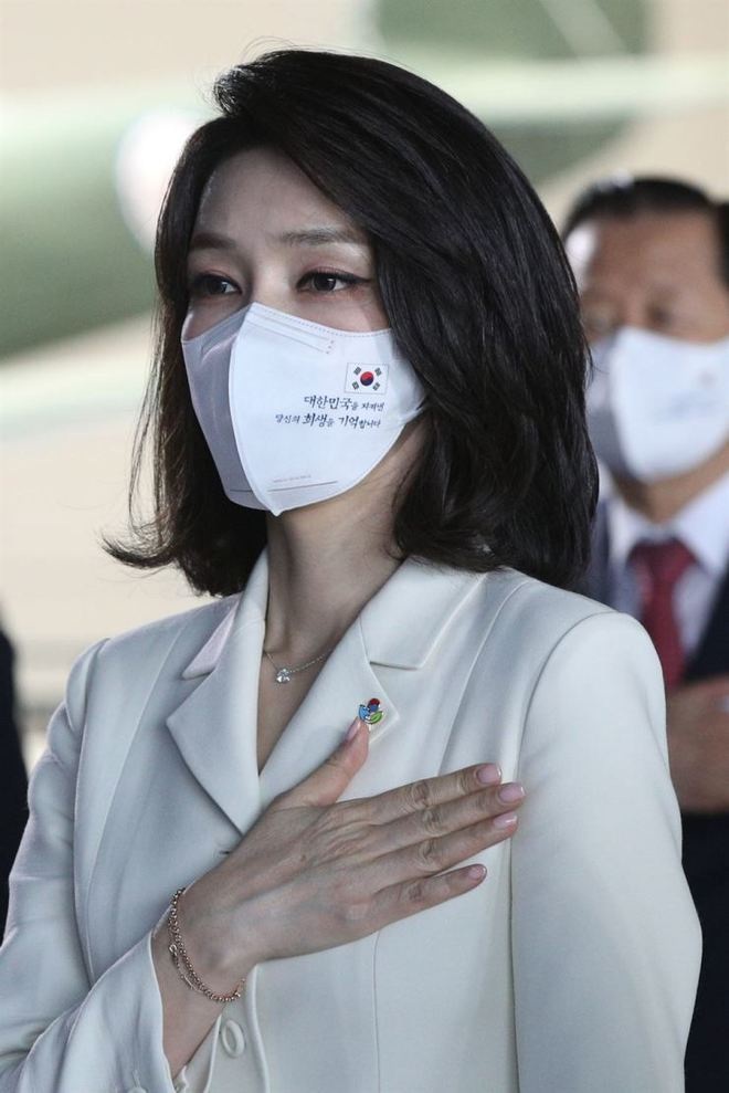 Đệ nhất phu nhân Hàn Quốc gây tranh cãi vì mặc… quá đẹp! - 5