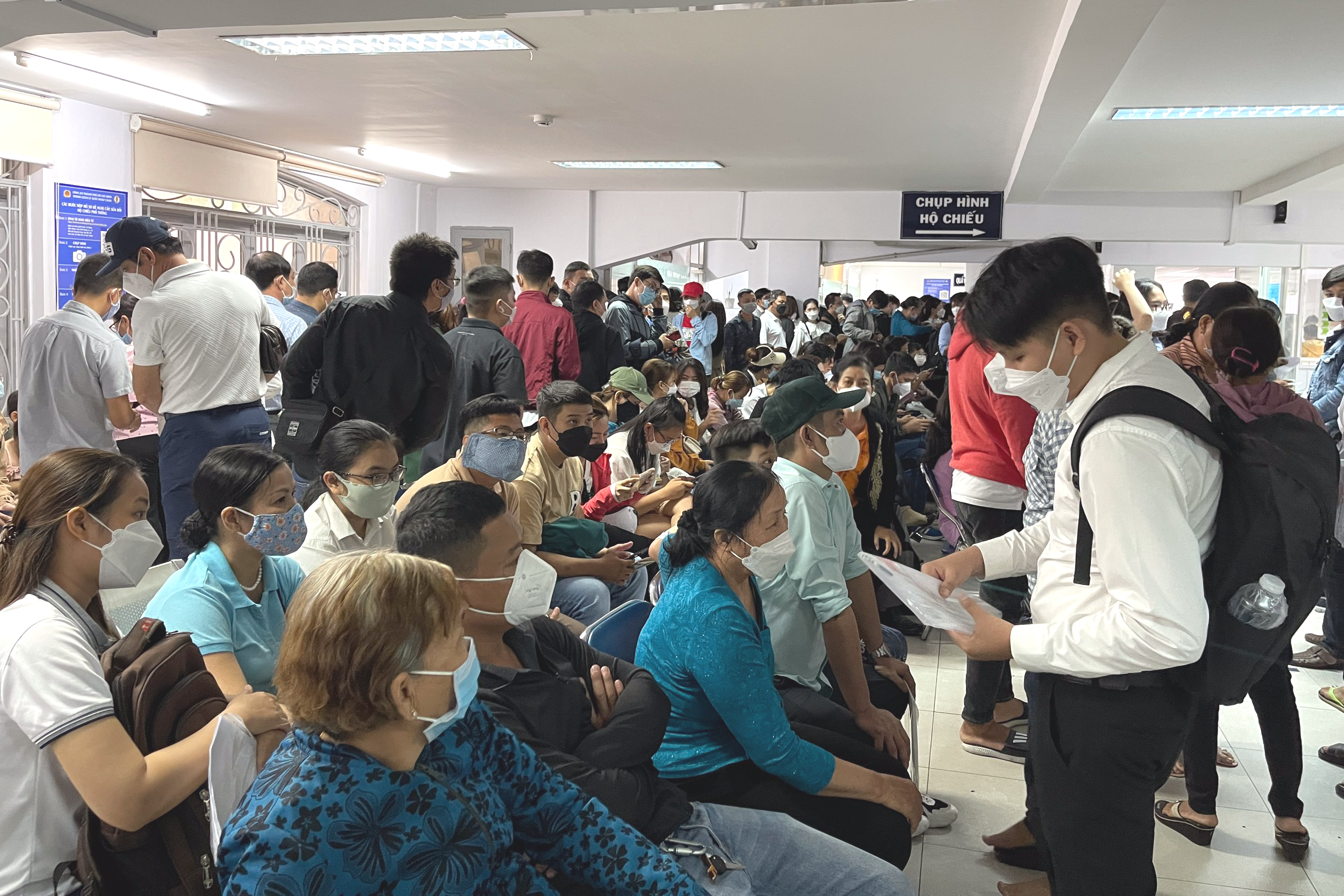 Công an TPHCM thông tin tình trạng người dân chen chúc làm hộ chiếu mẫu mới - 2