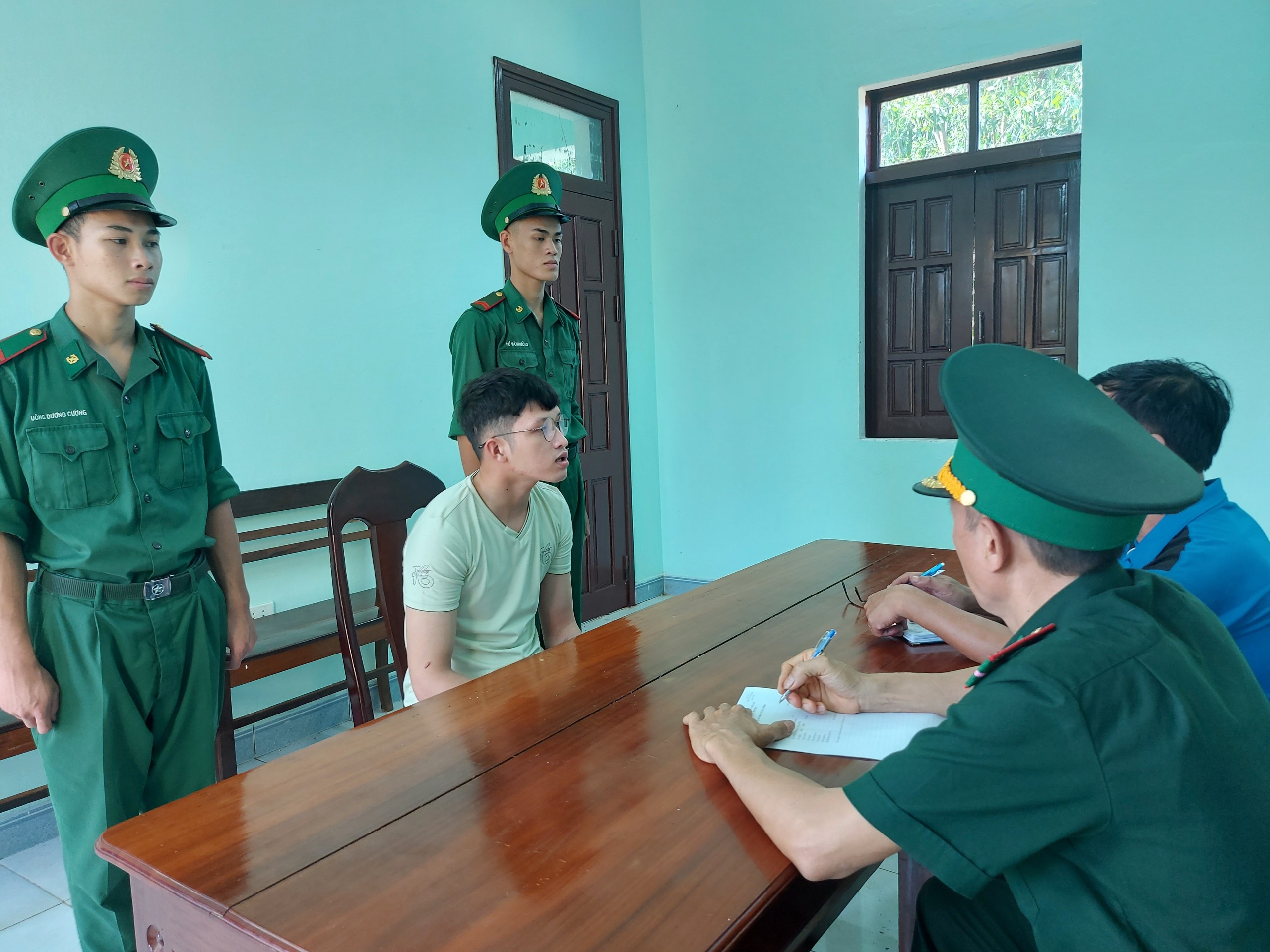 Vợ trẻ vật vã tìm cách giải cứu chồng bị lừa bán vào casino Campuchia - 4 Vợ trẻ vật vã tìm cách giải cứu chồng bị lừa bán vào casino Campuchia - 4