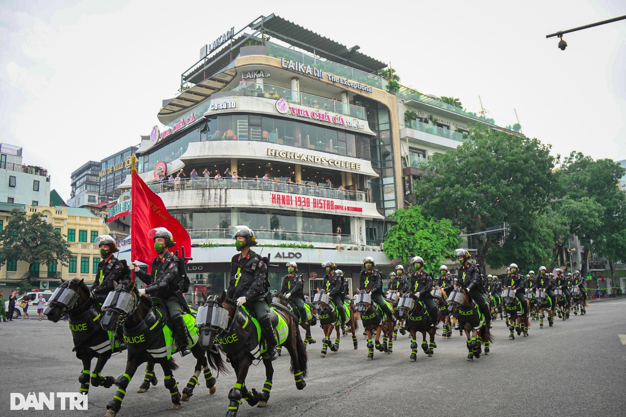 Mãn nhãn hình ảnh CSCĐ Kỵ binh diễu hành quanh phố đi bộ hồ Gươm - 15