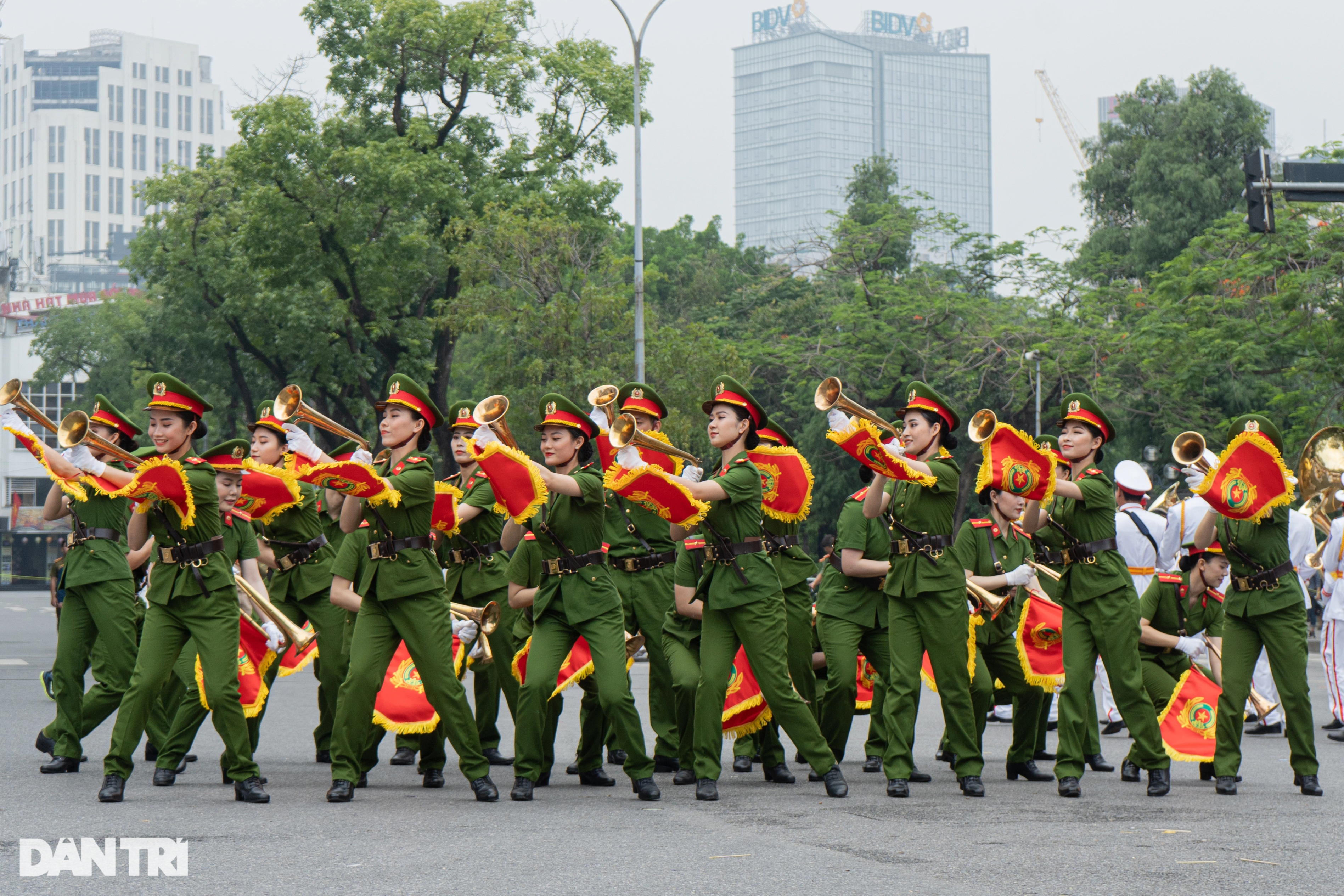 Ngắm những bóng hồng xinh đẹp biểu diễn Nhạc hội Cảnh sát trên phố đi bộ - 2