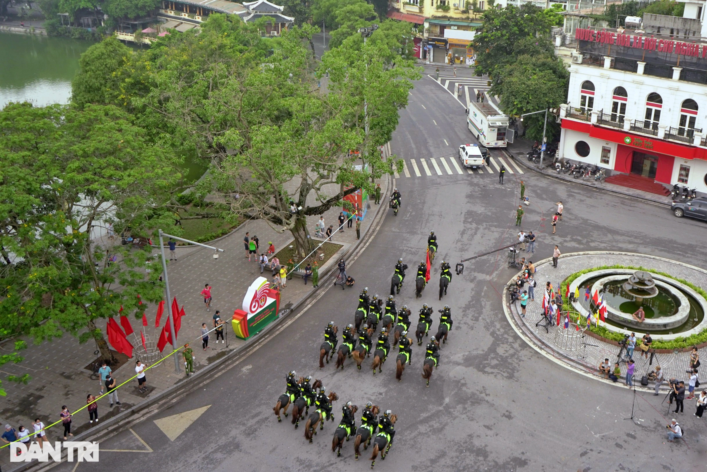 Mãn nhãn hình ảnh CSCĐ Kỵ binh diễu hành quanh phố đi bộ hồ Gươm - 16