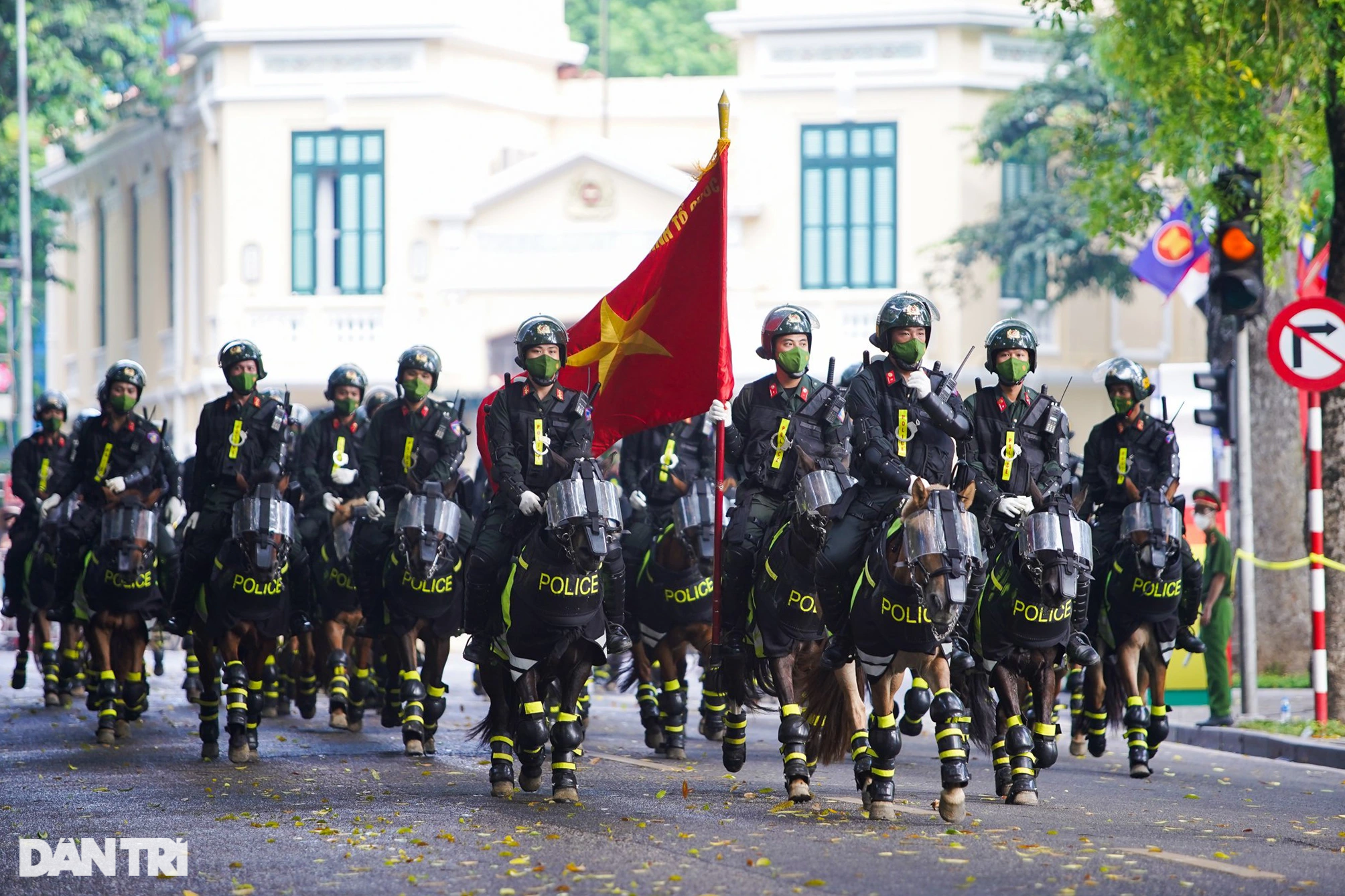 Mãn nhãn hình ảnh CSCĐ Kỵ binh diễu hành quanh phố đi bộ hồ Gươm - 17