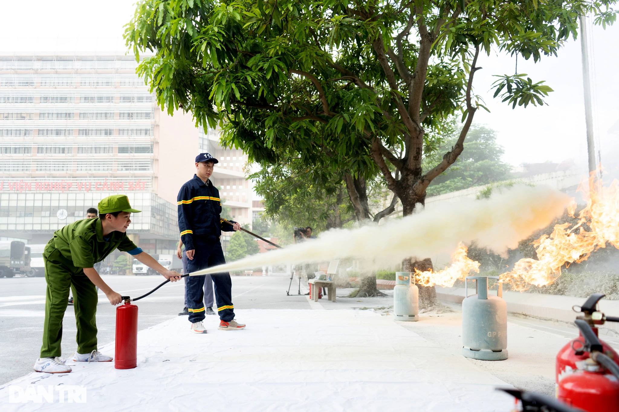 Trẻ nhỏ hào hứng với lớp học PCCC, dập lửa và thoát khỏi phòng ngạt khói - 8