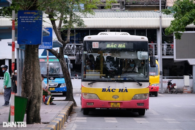 Vụ 5 tuyến buýt bất ngờ dừng chạy: Hà Nội cho chỉ định thầu thay thế - 1