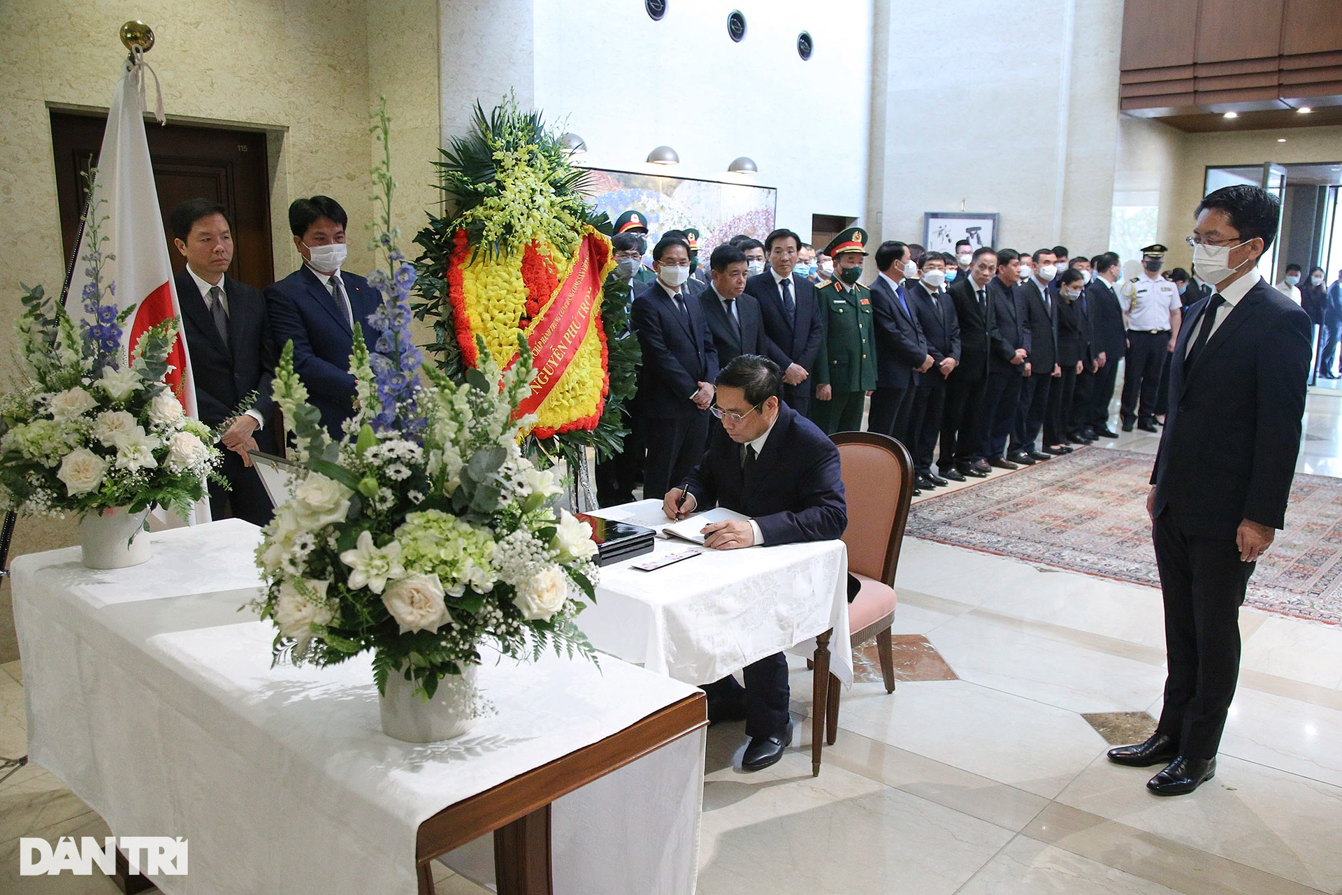 Lãnh đạo Việt Nam gửi vòng hoa, ghi sổ tang viếng cựu Thủ tướng Abe Shinzo - 2