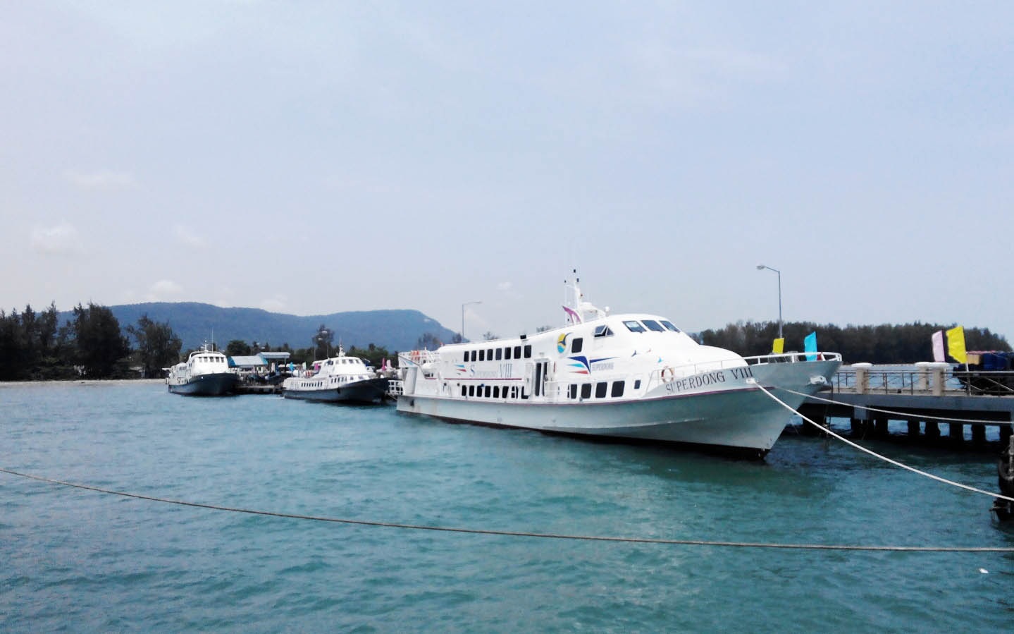 Tàu ra đảo Phú Quốc tạm dừng hoạt động, nhiều du khách mắc kẹt - 1