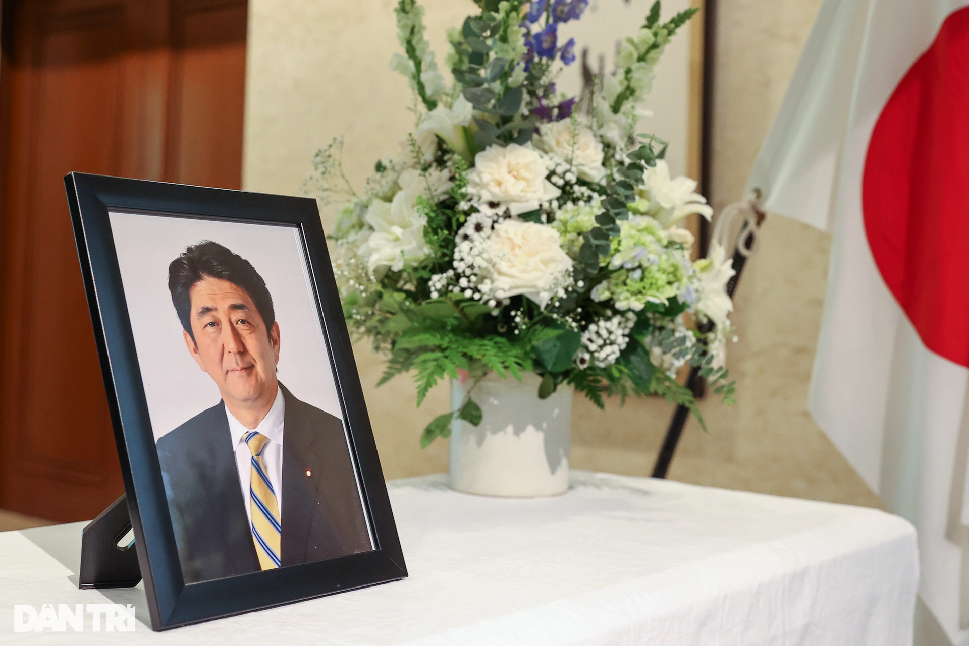 Lãnh đạo Việt Nam gửi vòng hoa, ghi sổ tang viếng cựu Thủ tướng Abe Shinzo - 1 Lãnh đạo Việt Nam gửi vòng hoa, ghi sổ tang viếng cựu Thủ tướng Abe Shinzo - 1