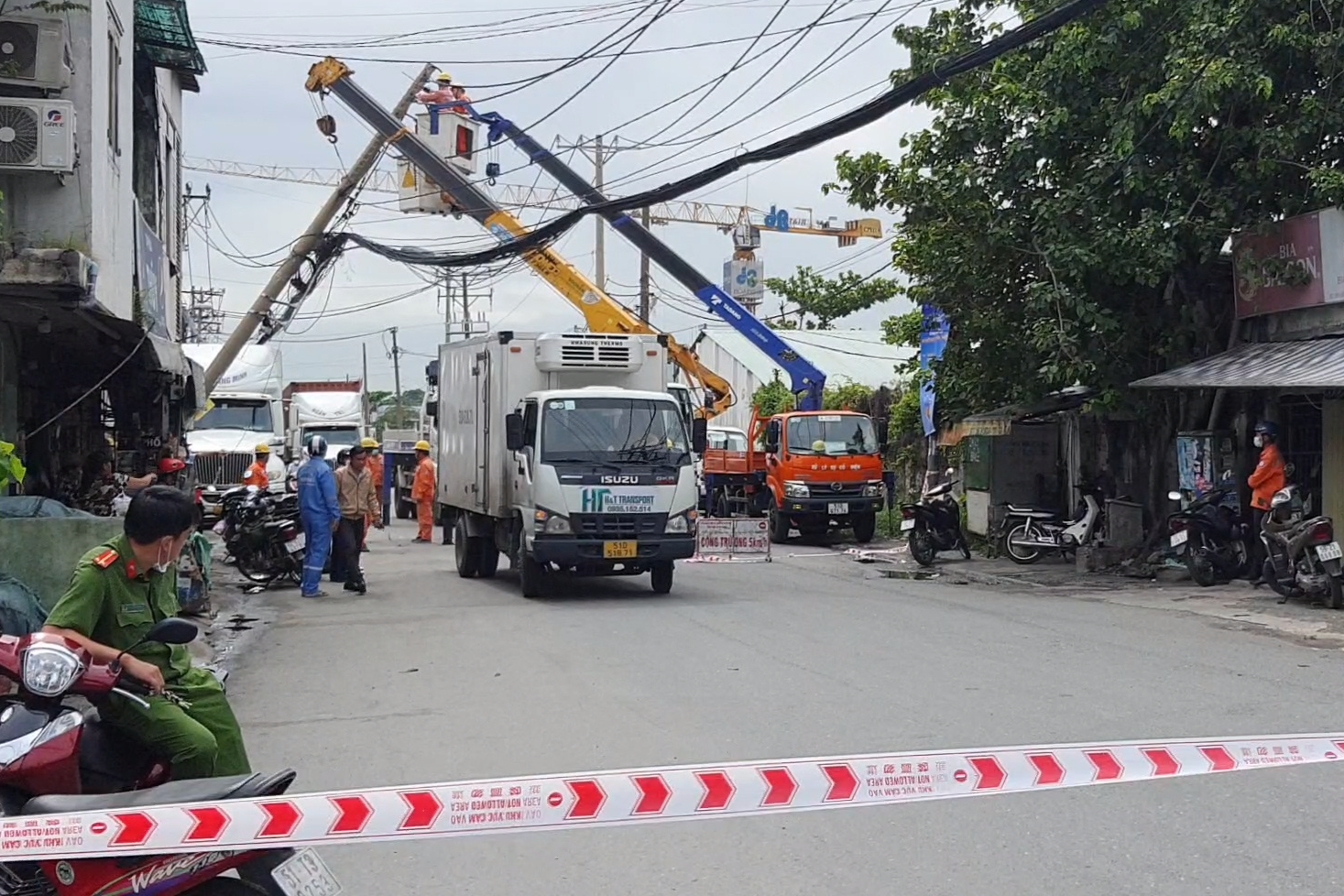 TPHCM: Trụ điện đè xe tải giữa đường, hàng trăm hộ dân mất điện - 3