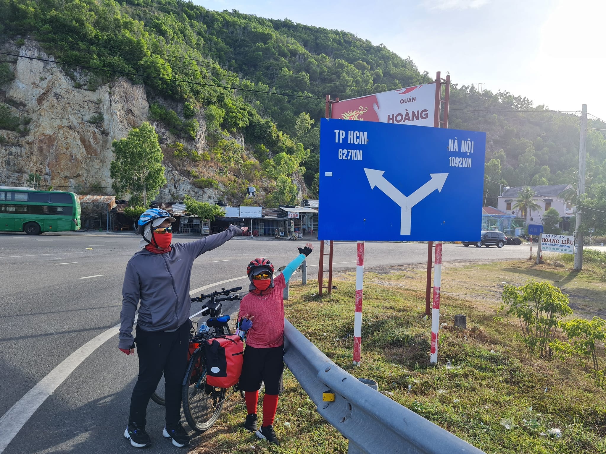 Hi hữu: Cậu bé 11 tuổi đạp xe vượt 1800km từ Bắc vào Nam - Ảnh 8. Hi hữu: Cậu bé 11 tuổi đạp xe vượt 1800km từ Bắc vào Nam - Ảnh 8.