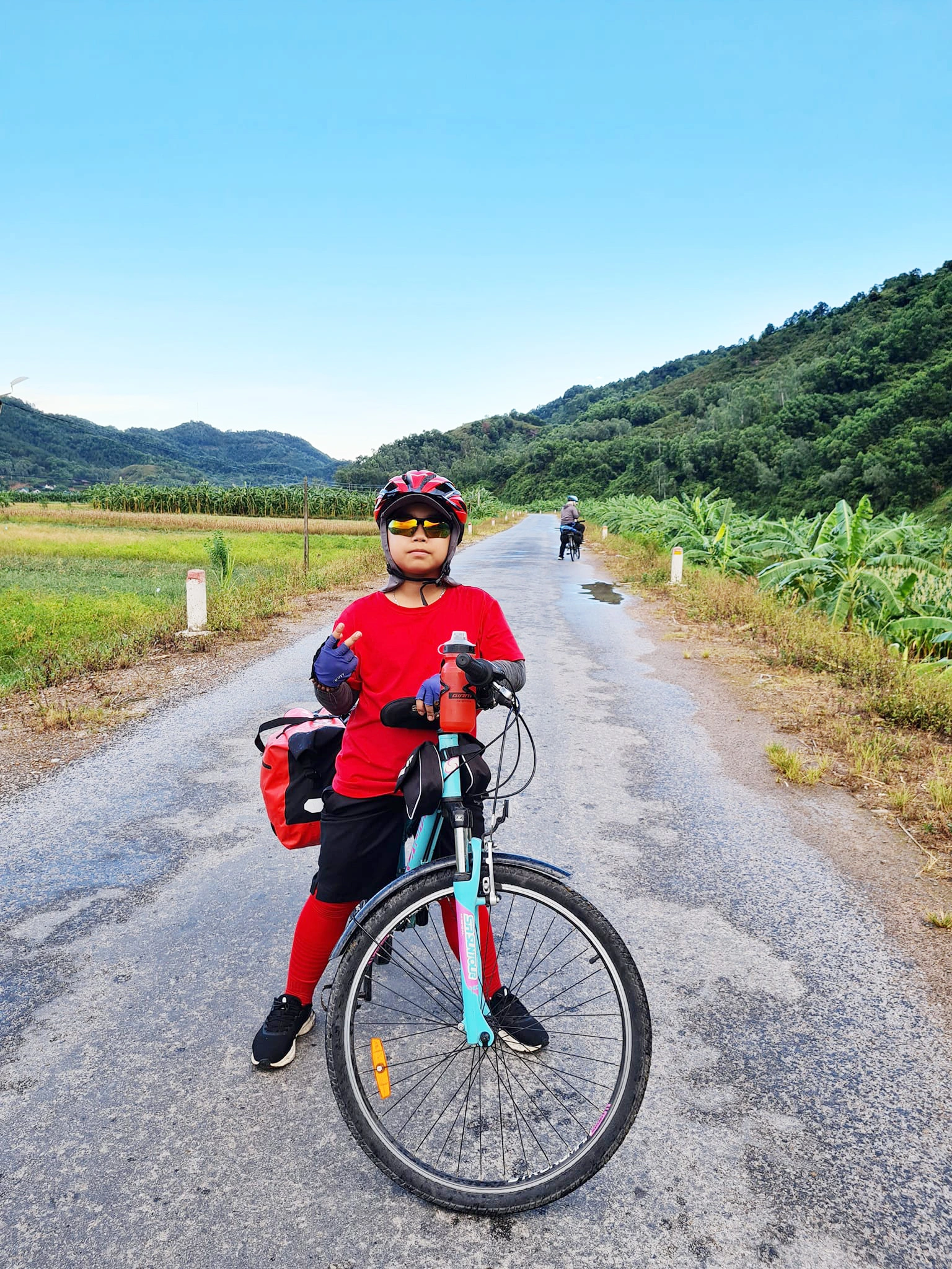 Hi hữu: Cậu bé 11 tuổi đạp xe vượt 1800km từ Bắc vào Nam - Ảnh 11. Hi hữu: Cậu bé 11 tuổi đạp xe vượt 1800km từ Bắc vào Nam - Ảnh 11.