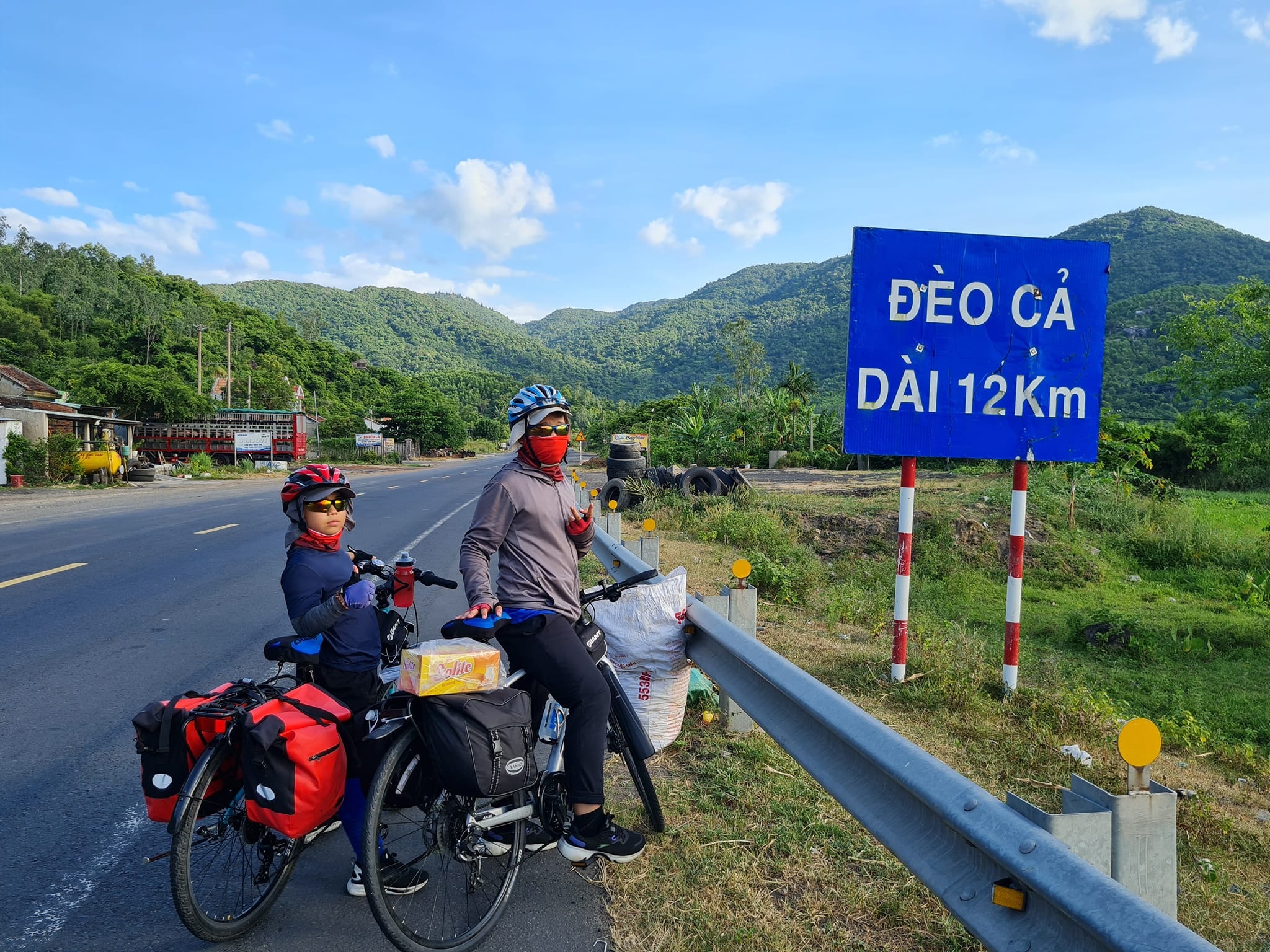 Hi hữu: Cậu bé 11 tuổi đạp xe vượt 1800km từ Bắc vào Nam - Ảnh 5. Hi hữu: Cậu bé 11 tuổi đạp xe vượt 1800km từ Bắc vào Nam - Ảnh 5.