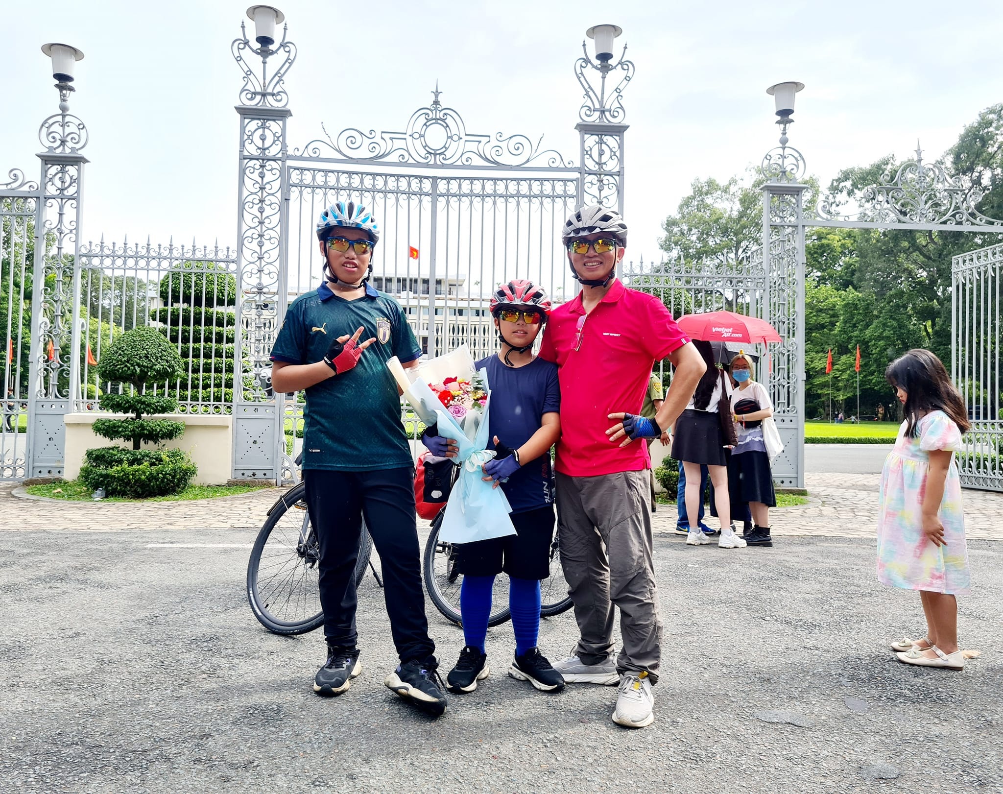 Hi hữu: Cậu bé 11 tuổi đạp xe vượt 1800km từ Bắc vào Nam - Ảnh 12. Hi hữu: Cậu bé 11 tuổi đạp xe vượt 1800km từ Bắc vào Nam - Ảnh 12.