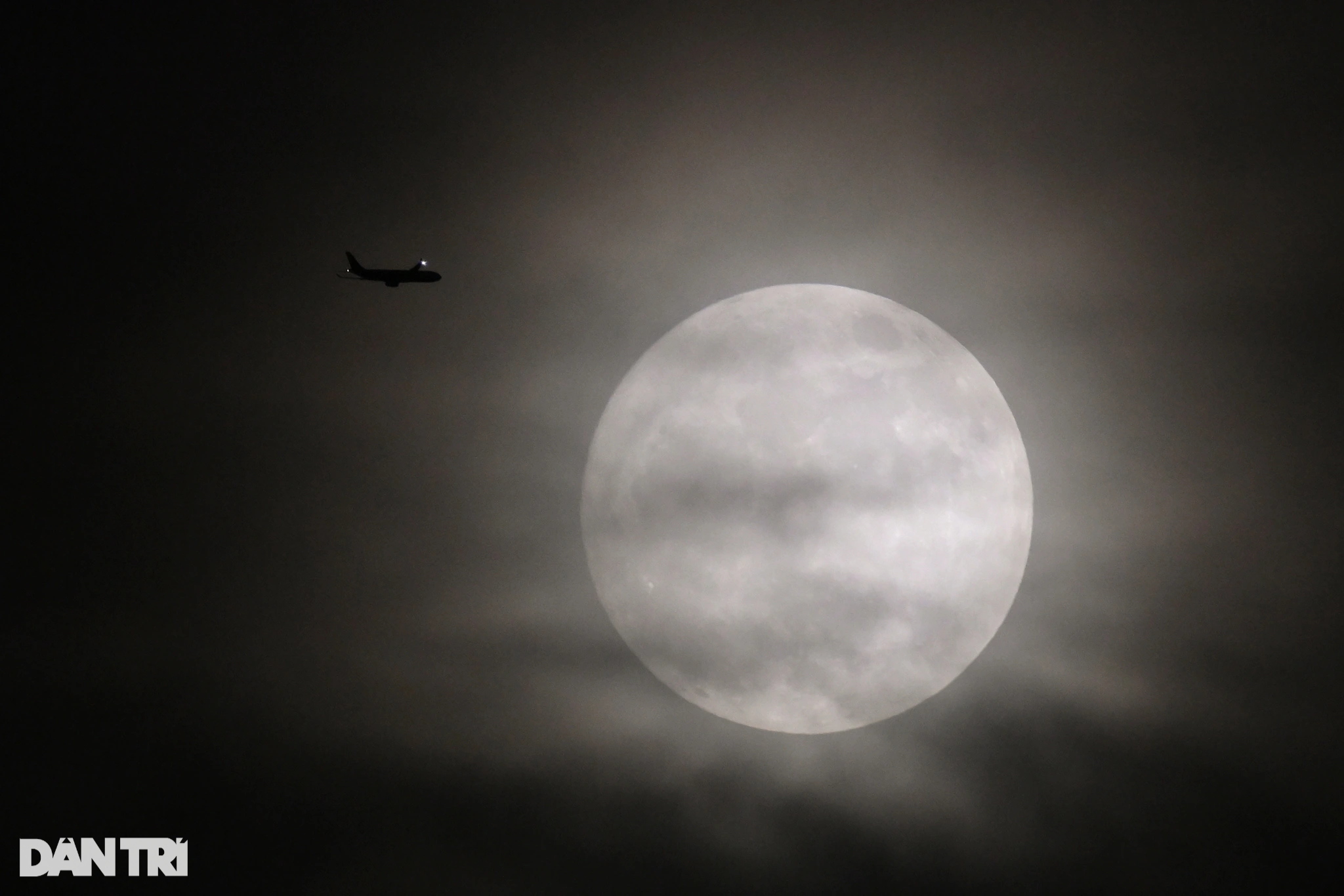 Ngắm hình ảnh kỳ thú khi máy bay xuyên qua siêu trăng từ Hà Nội - 2