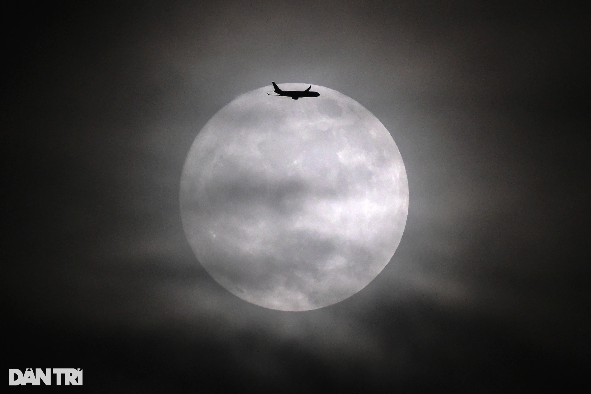 Ngắm hình ảnh kỳ thú khi máy bay xuyên qua siêu trăng từ Hà Nội - 3