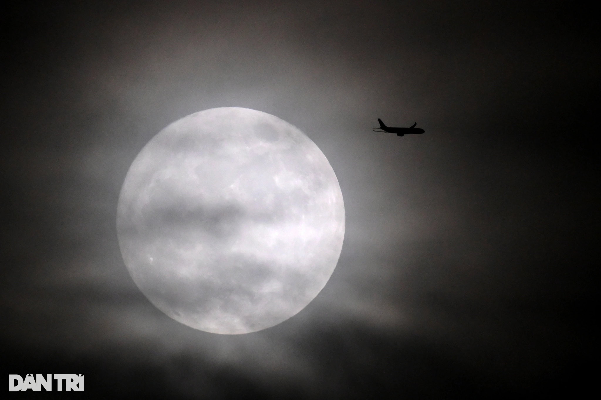 Ngắm hình ảnh kỳ thú khi máy bay xuyên qua siêu trăng từ Hà Nội - 4