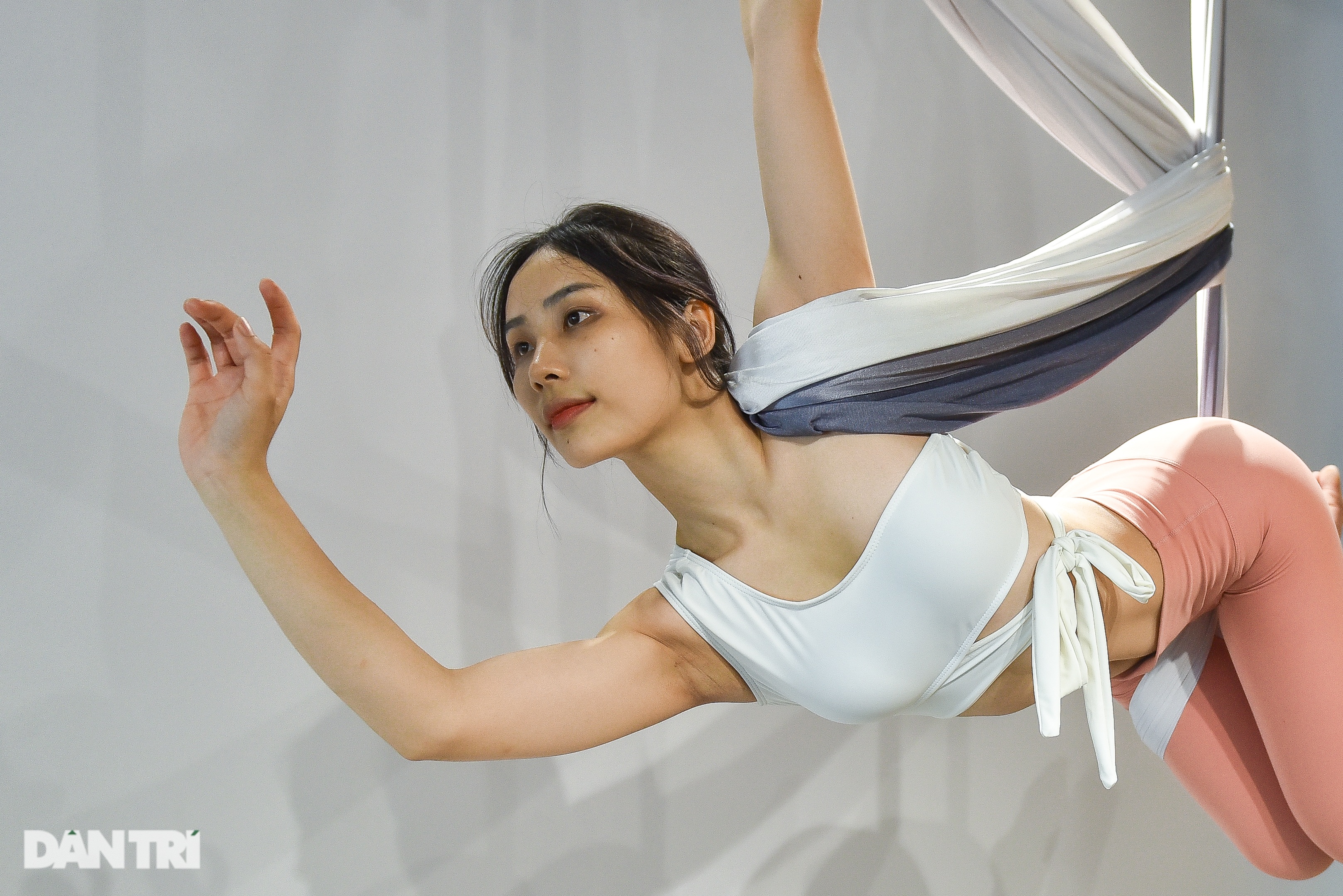 View - Cô gái 25 tuổi uốn mình trên không trung mỗi ngày với yoga bay | Báo Dân trí