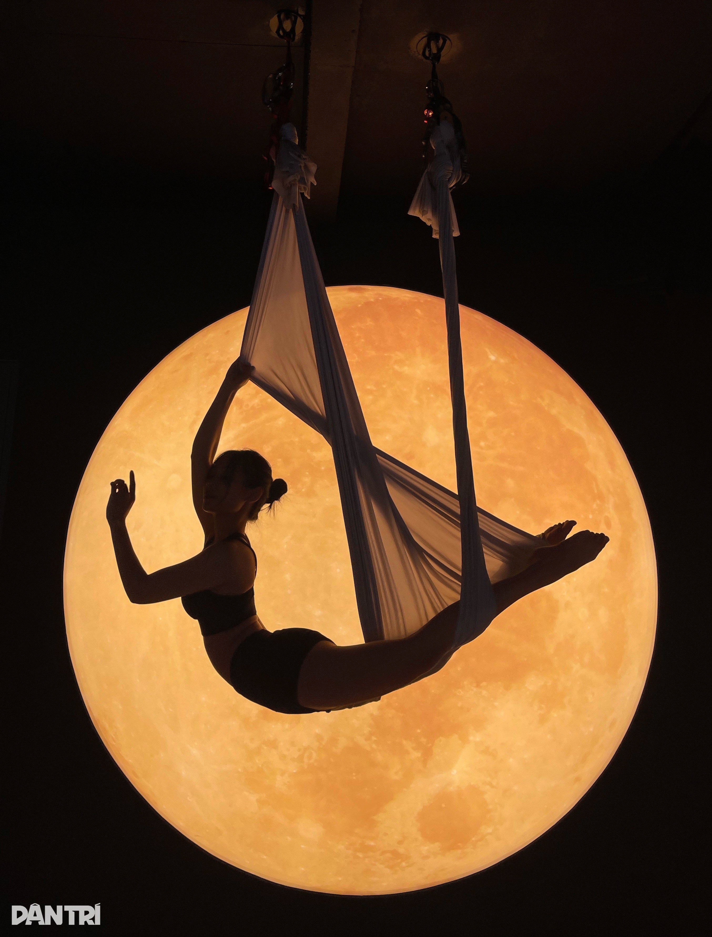 View - Cô gái 25 tuổi uốn mình trên không trung mỗi ngày với yoga bay | Báo Dân trí