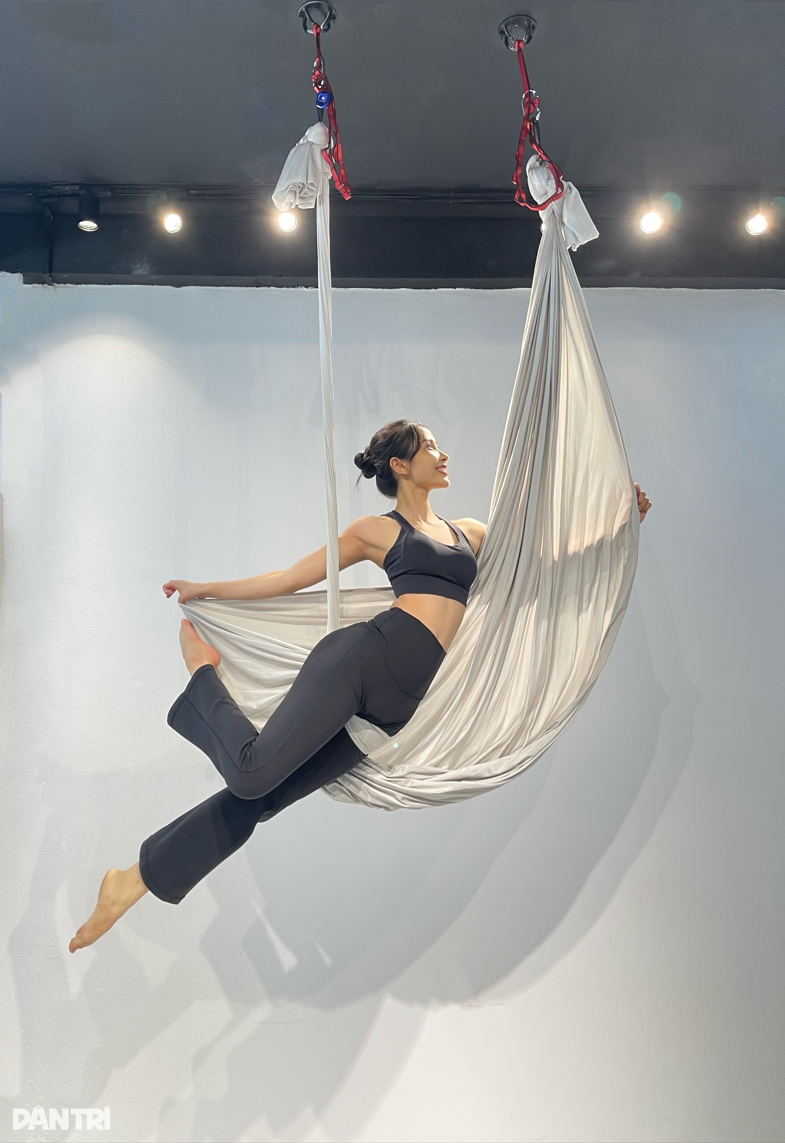 View - Cô gái 25 tuổi uốn mình trên không trung mỗi ngày với yoga bay | Báo Dân trí