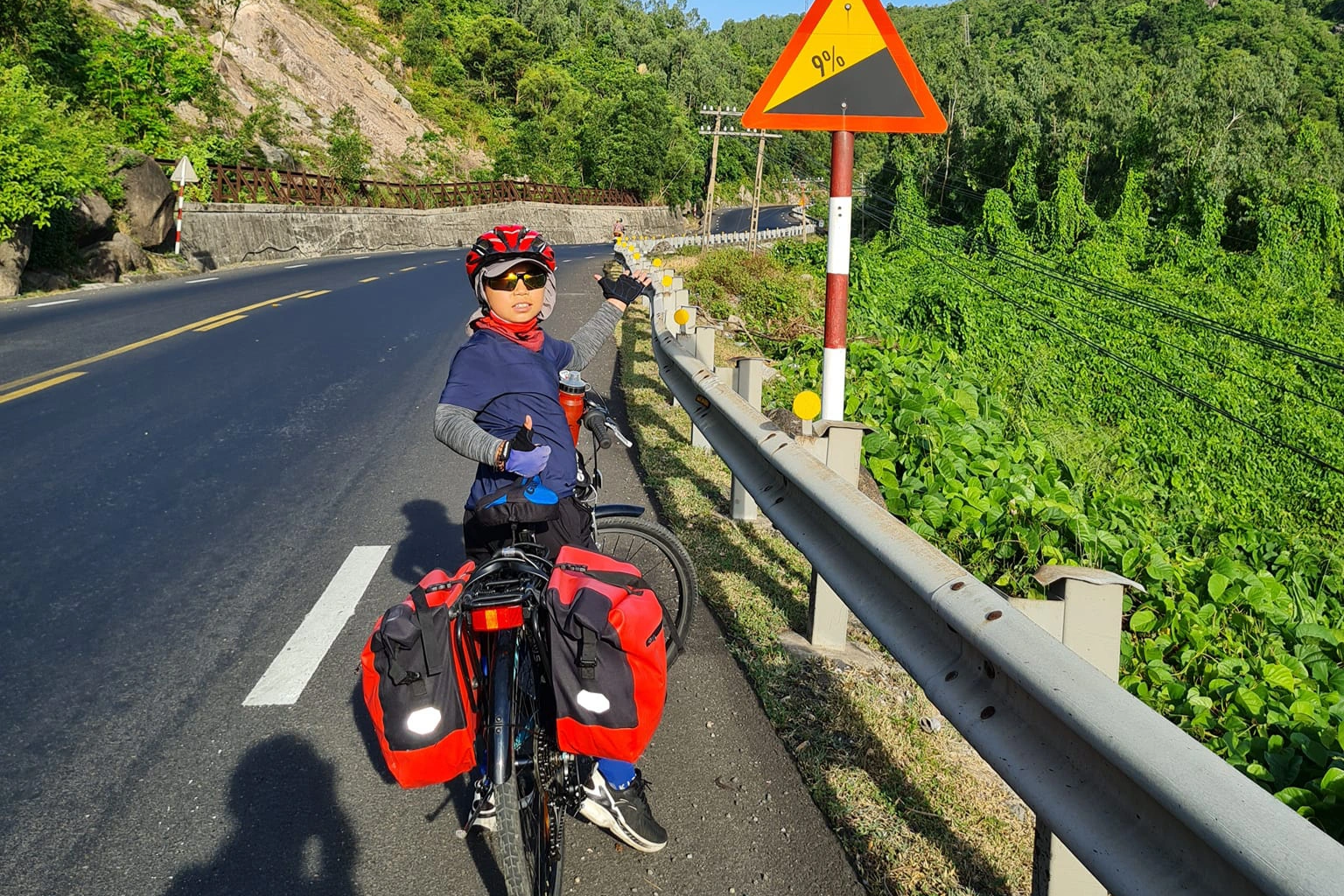 Hi hữu: Cậu bé 11 tuổi đạp xe vượt 1800km từ Bắc vào Nam - Ảnh 4. Hi hữu: Cậu bé 11 tuổi đạp xe vượt 1800km từ Bắc vào Nam - Ảnh 4.
