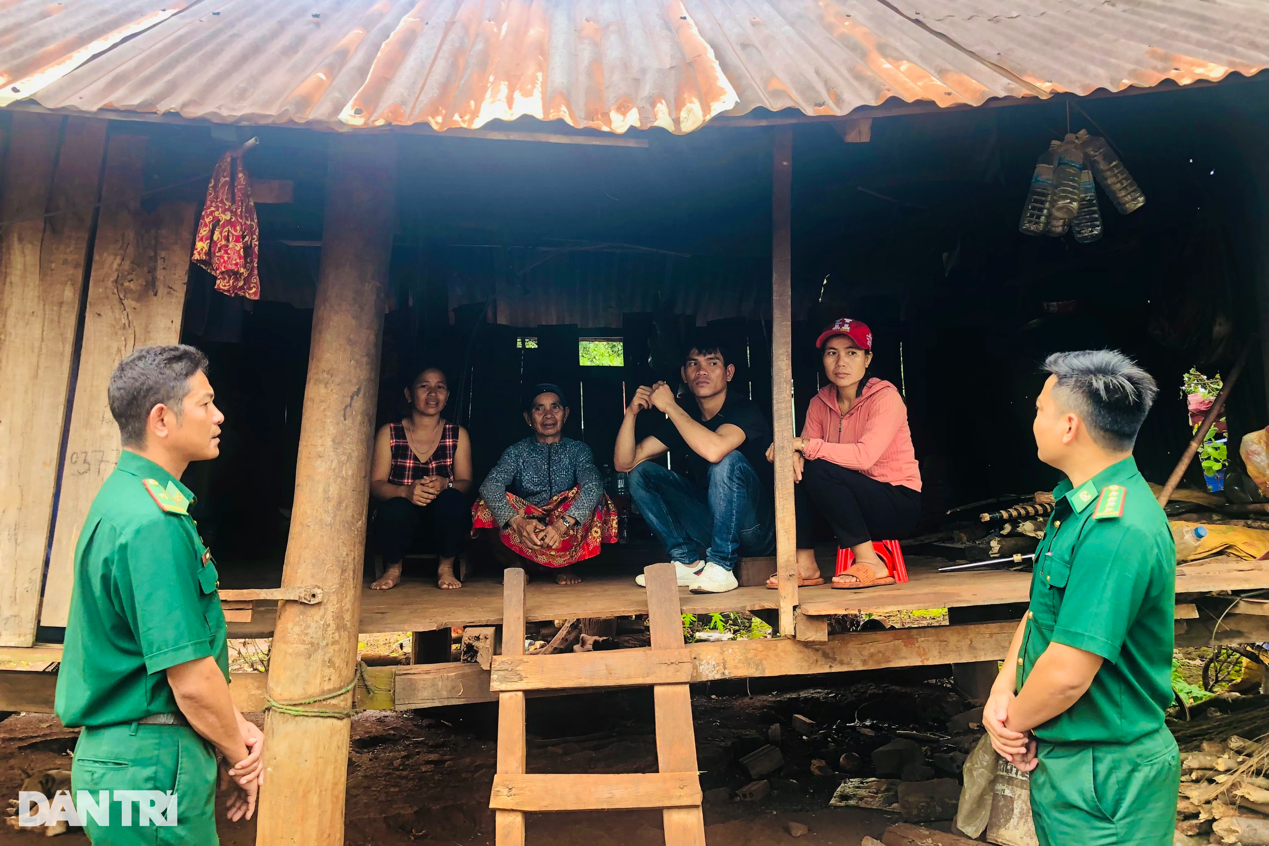 Giải cứu nhiều thanh niên đi làm việc nhẹ lương cao - 4 Giải cứu nhiều thanh niên đi làm việc nhẹ lương cao - 4