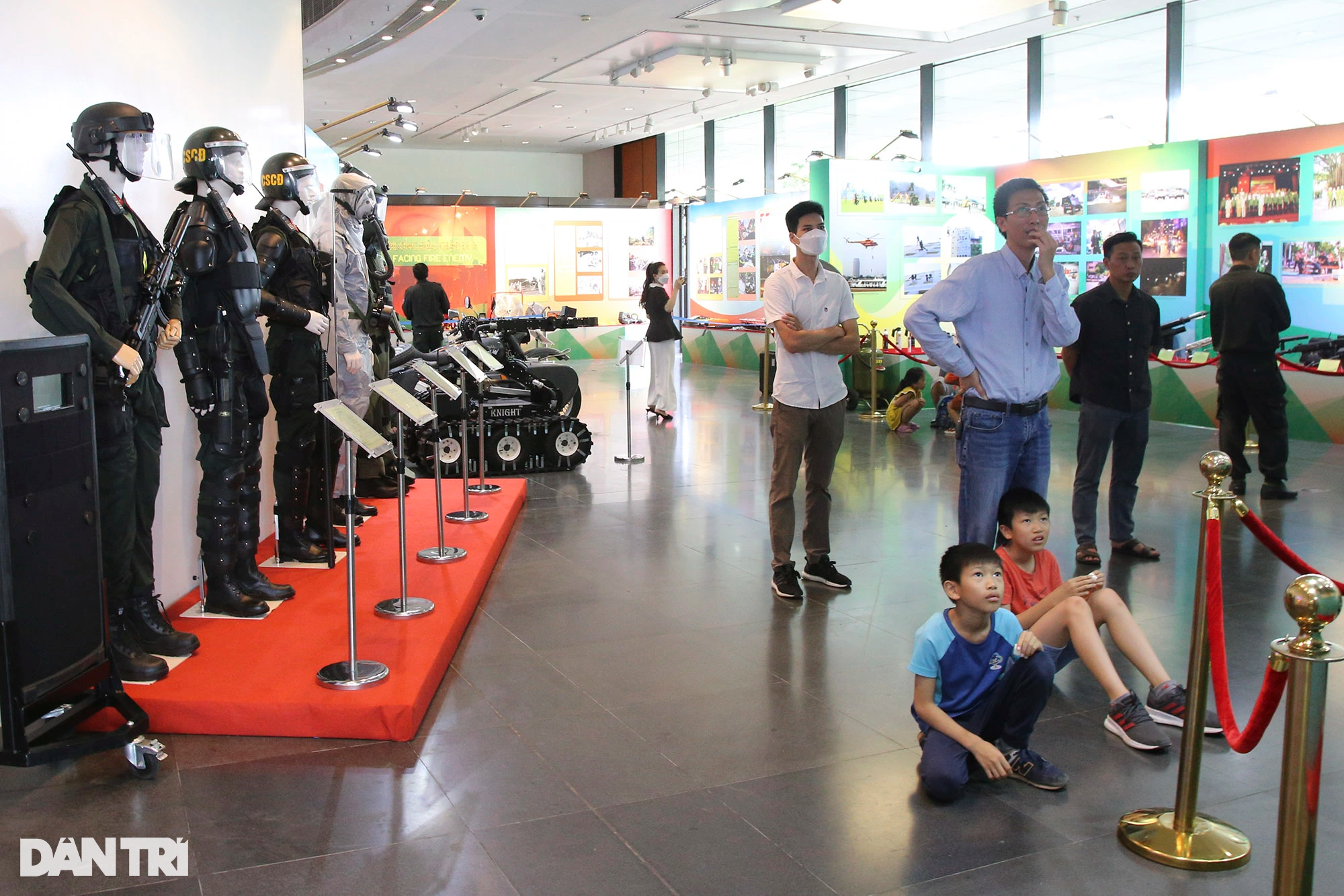 Cận cảnh dàn vũ khí khủng của Cảnh sát Việt Nam đang trưng bày tại Hà Nội - 2