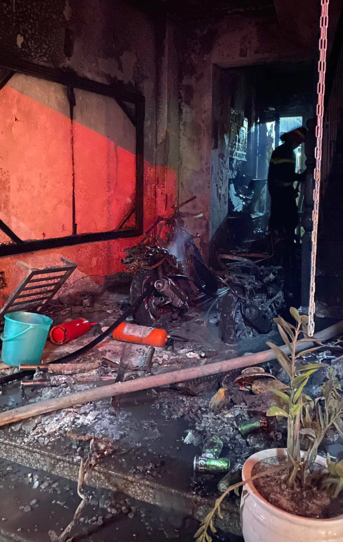 Cảnh sát cõng 4 người thoát khỏi căn nhà cháy ở Hoàn Kiếm - 5