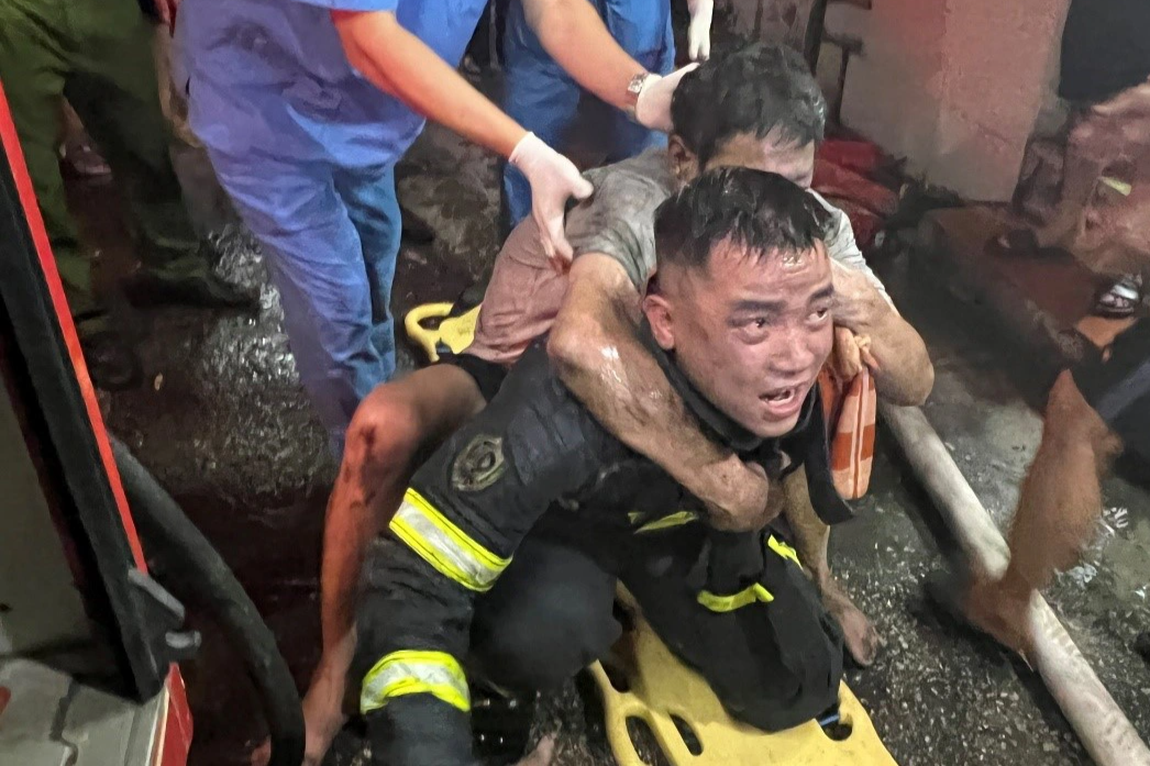 Cảnh sát cõng 4 người thoát khỏi căn nhà cháy ở Hoàn Kiếm - 3
