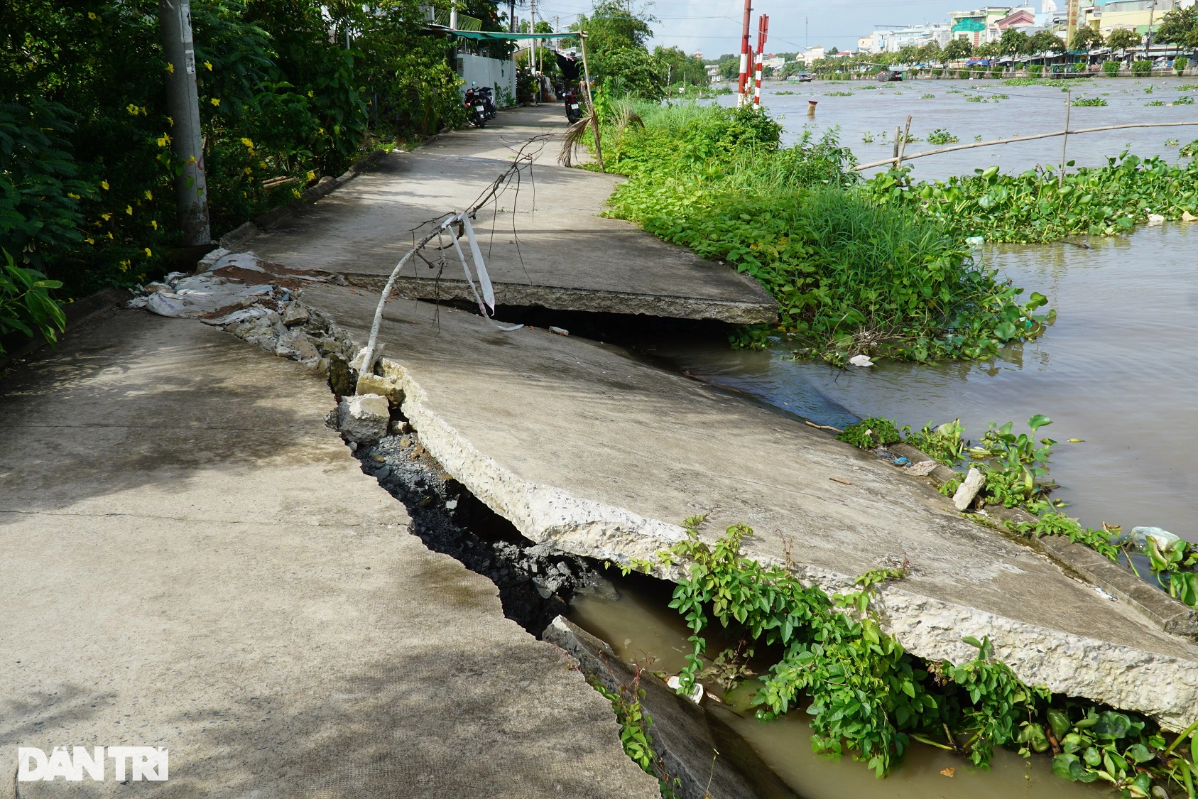 Đường có như không, dân nơm nớp lo nhà rơi vào miệng hà bá - 3