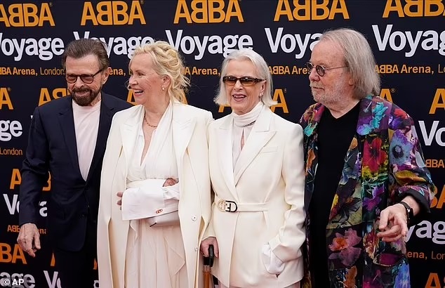 Người đàn ông khiến nữ hoàng ABBA suy sụp công khai tình mới ở tuổi 77 - 7