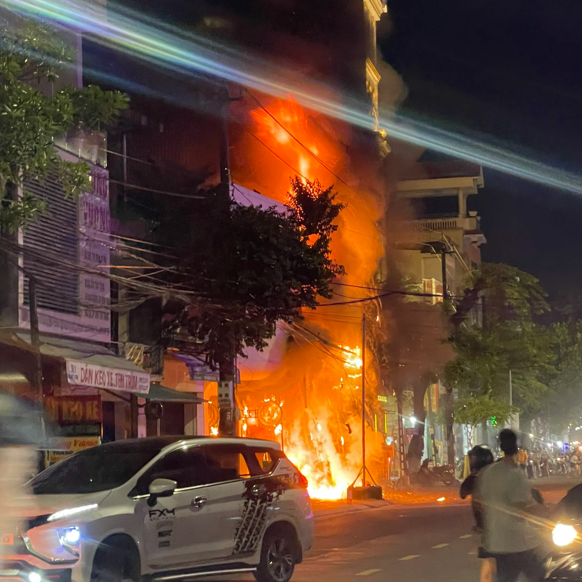 Hai ngôi nhà ở trung tâm TP Quảng Ngãi cháy dữ dội trong đêm - 1