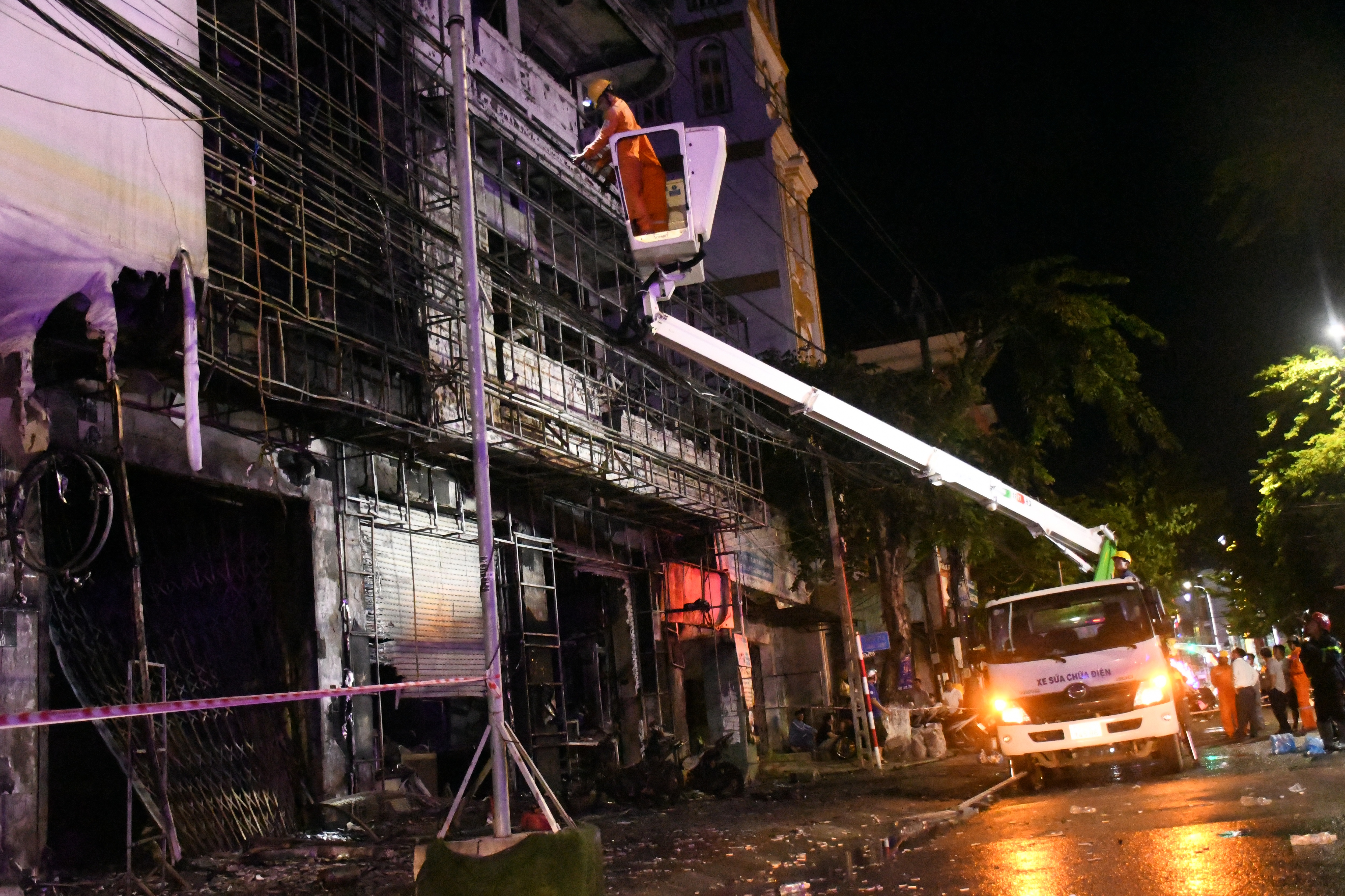 Hai ngôi nhà ở trung tâm TP Quảng Ngãi cháy dữ dội trong đêm - 3
