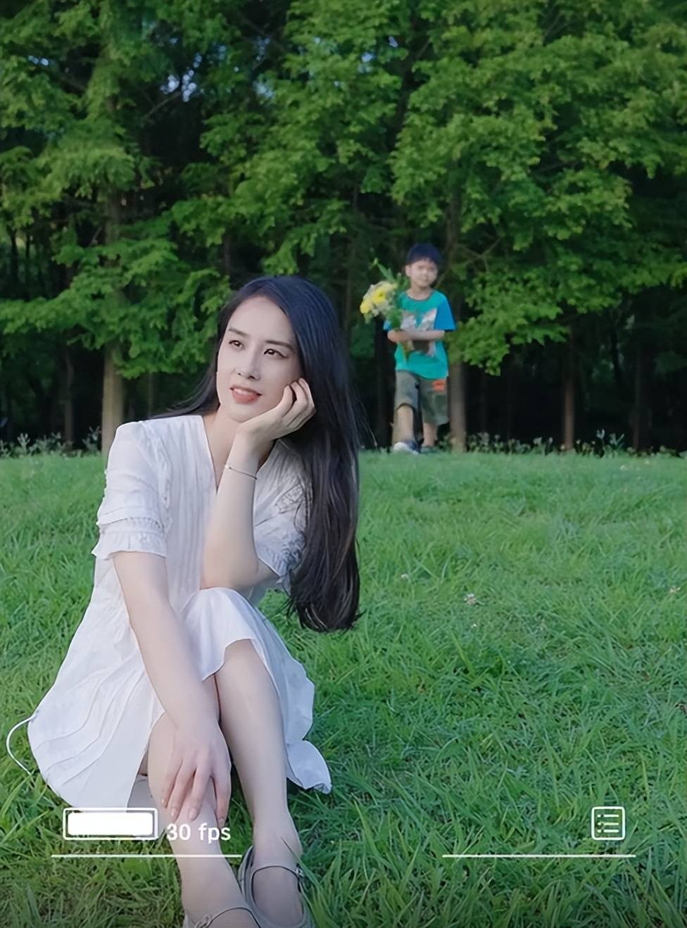 Nàng dâu bạc tỷ thất nghiệp, livestream bán đồ lót tăng thu nhập - 11