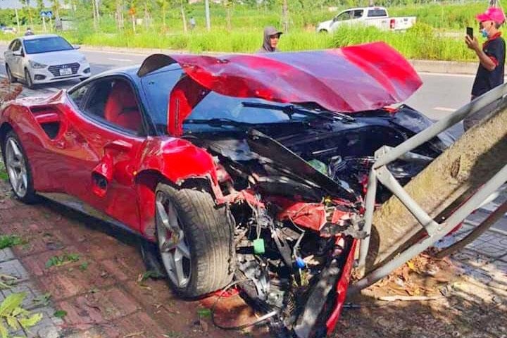 Siêu xe Ferrari 488 tông đổ cây xanh trên phố Hà Nội, vỡ toác đầu - 1