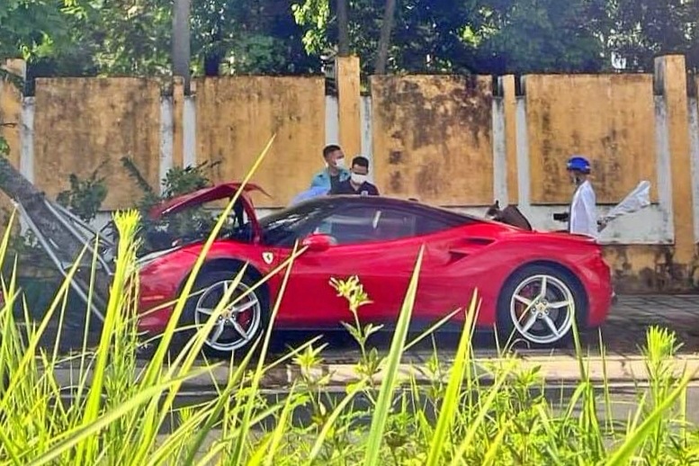 Siêu xe Ferrari 488 tông đổ cây xanh trên phố Hà Nội, vỡ toác đầu - 2