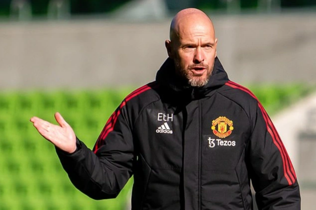 HLV Erik Ten Hag nổi giận, mắng cầu thủ Man Utd trên sân tập - 1