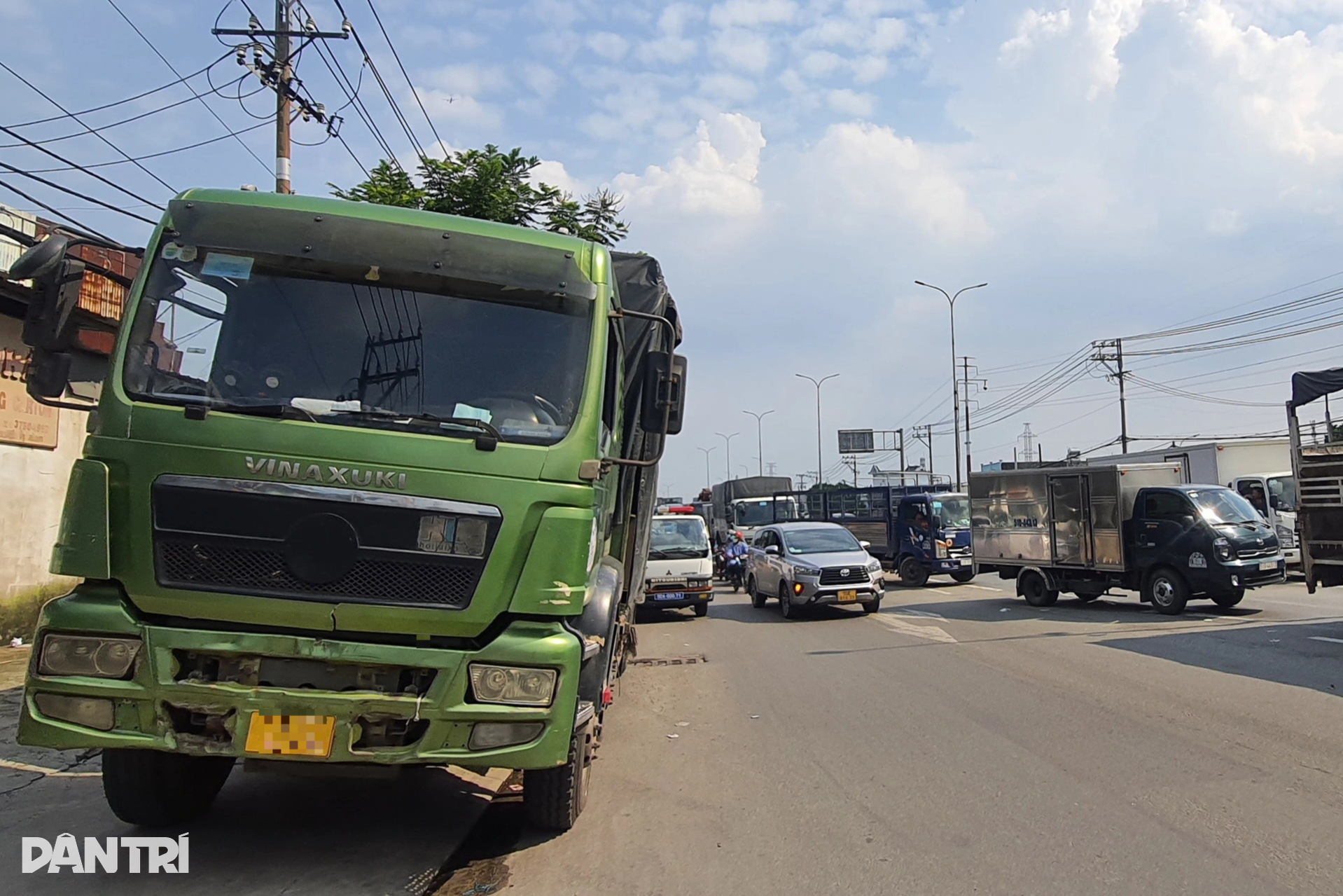 Xe tải cán 2 chân người bán hàng rong trên quốc lộ - 1 Xe tải cán 2 chân người bán hàng rong trên quốc lộ - 1