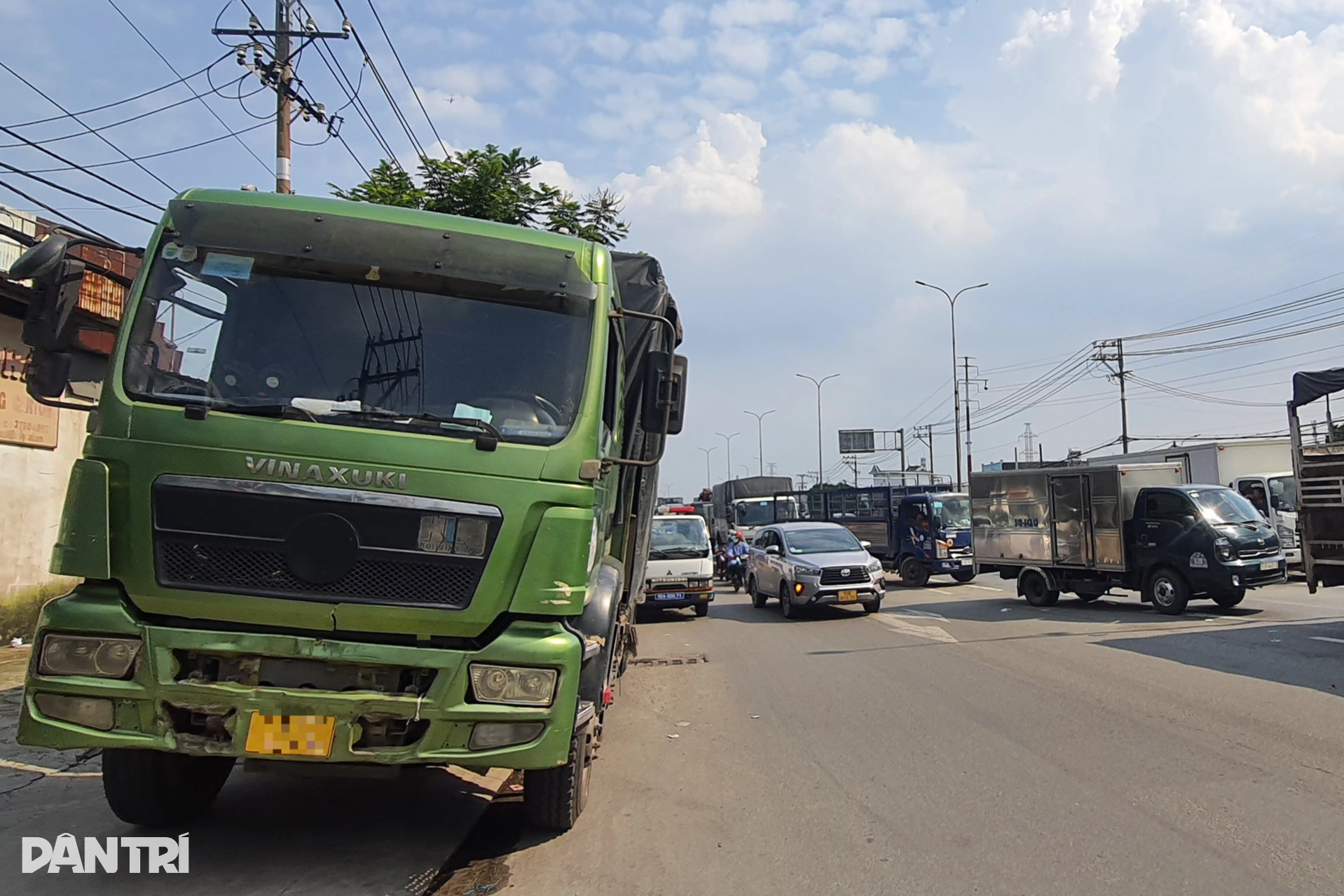 Xe tải cán 2 chân người bán hàng rong trên quốc lộ - 1